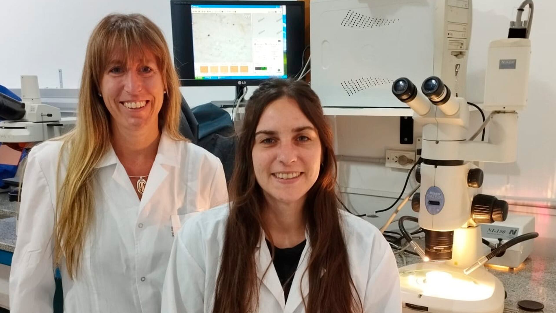 Con colaboradores, Ana Carolina Ronda y María Eugenia Adaro investigadores los humedales en Bahía Blanca/Créditos: IADO (Conicet -UNS)