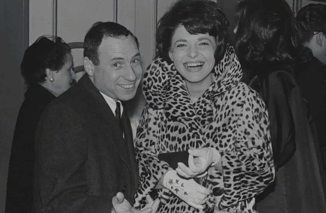 Mel Brooks en su juventud con su esposa Anne Bancroft. Su matrimonio duró más de 40 años