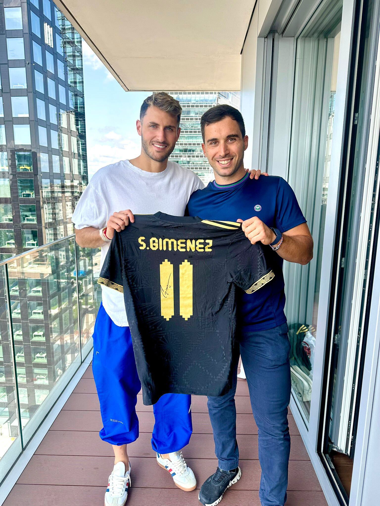 Con el mexicano Santi Giménez