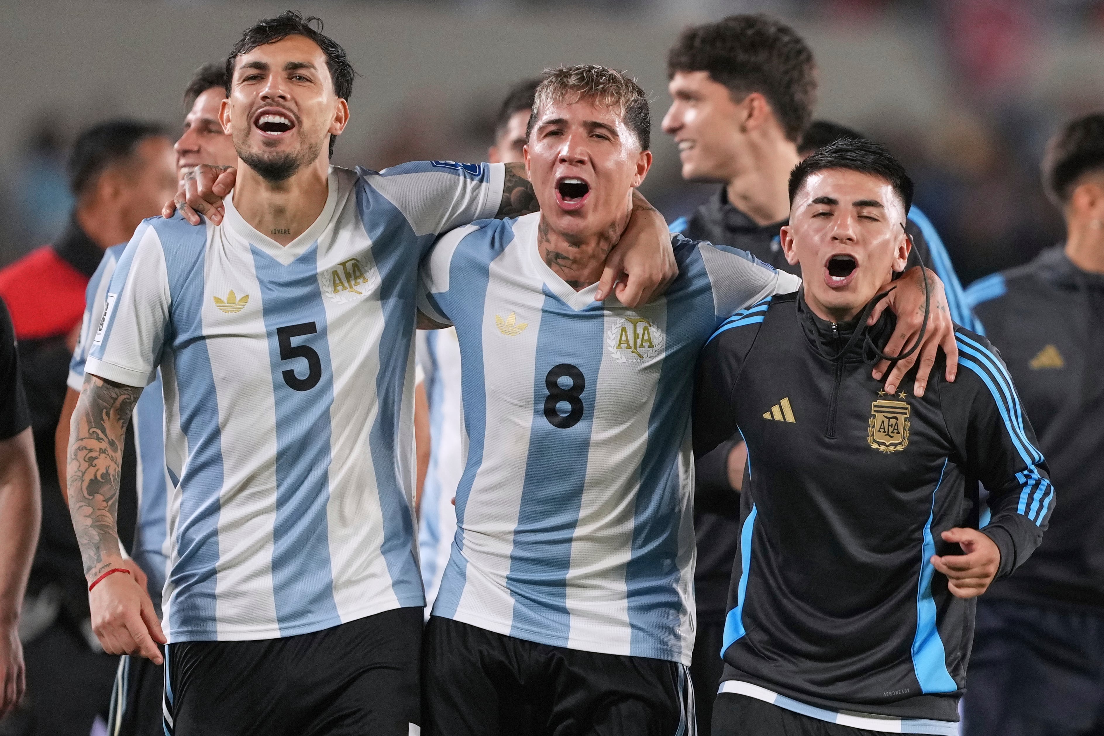Enzo Fernández junto a Leandro Paredes y Thiago Almada en los festejos de la selección de Argentina (AP Foto/Natacha Pisarenko)