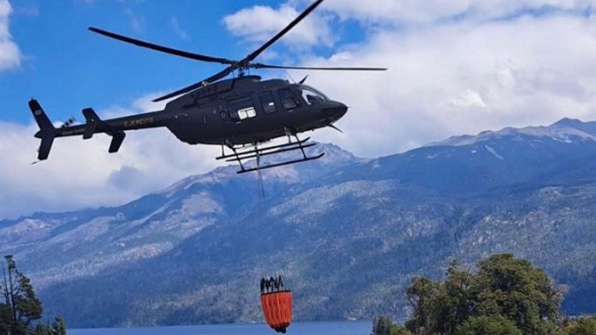 Los medios aéreos, como este helicóptero con helibalde, protagonizan una de las defensas más efectivas contra las llamas en el Chubut