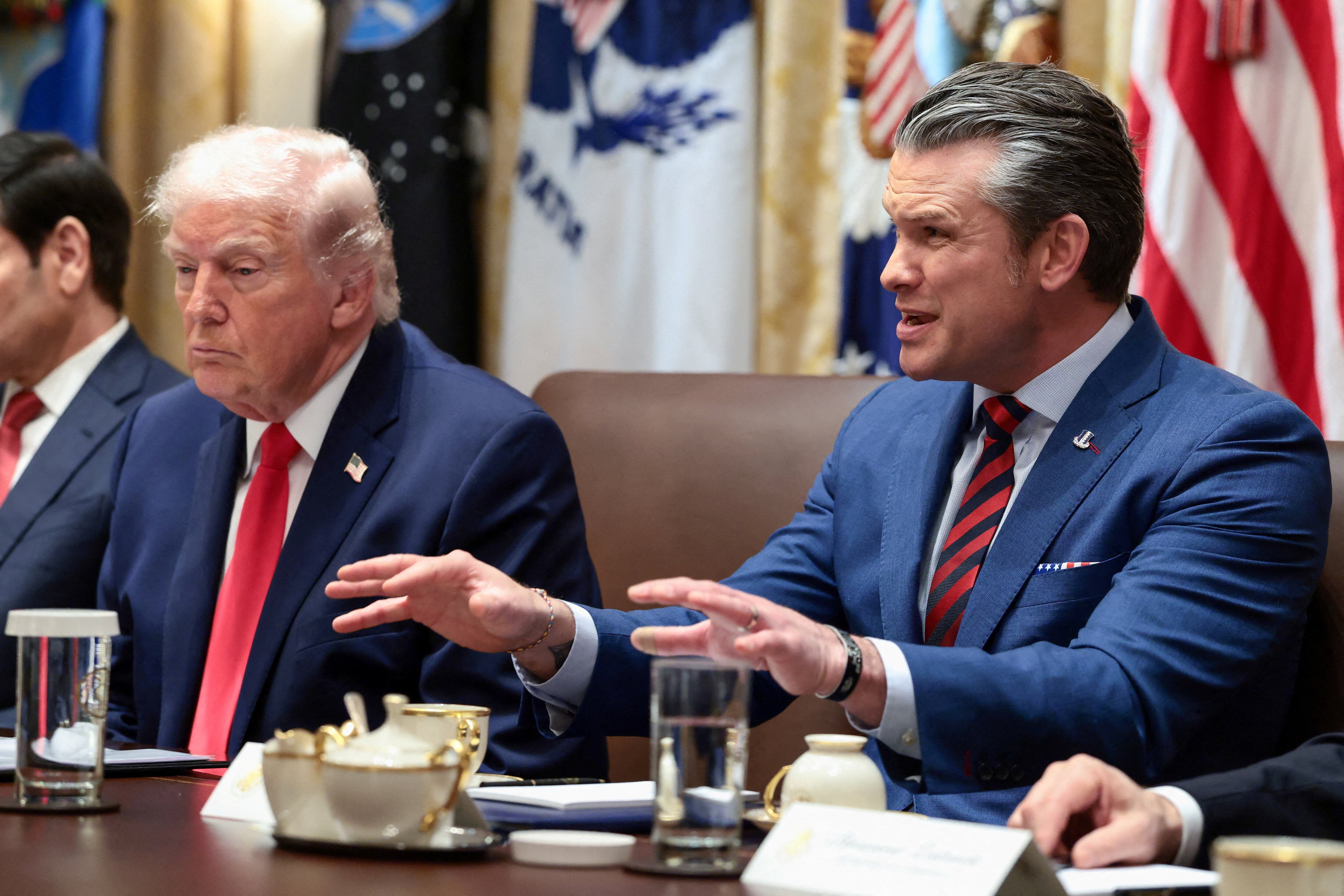 El secretario de Guerra de Estados Unidos, Pete Hegseth, habla junto al presidente Donald Trump durante una reunión de gabinete en la Casa Blanca en Washington, D.C., el 29 de enero de 2026 (REUTERS/Evelyn Hockstein)