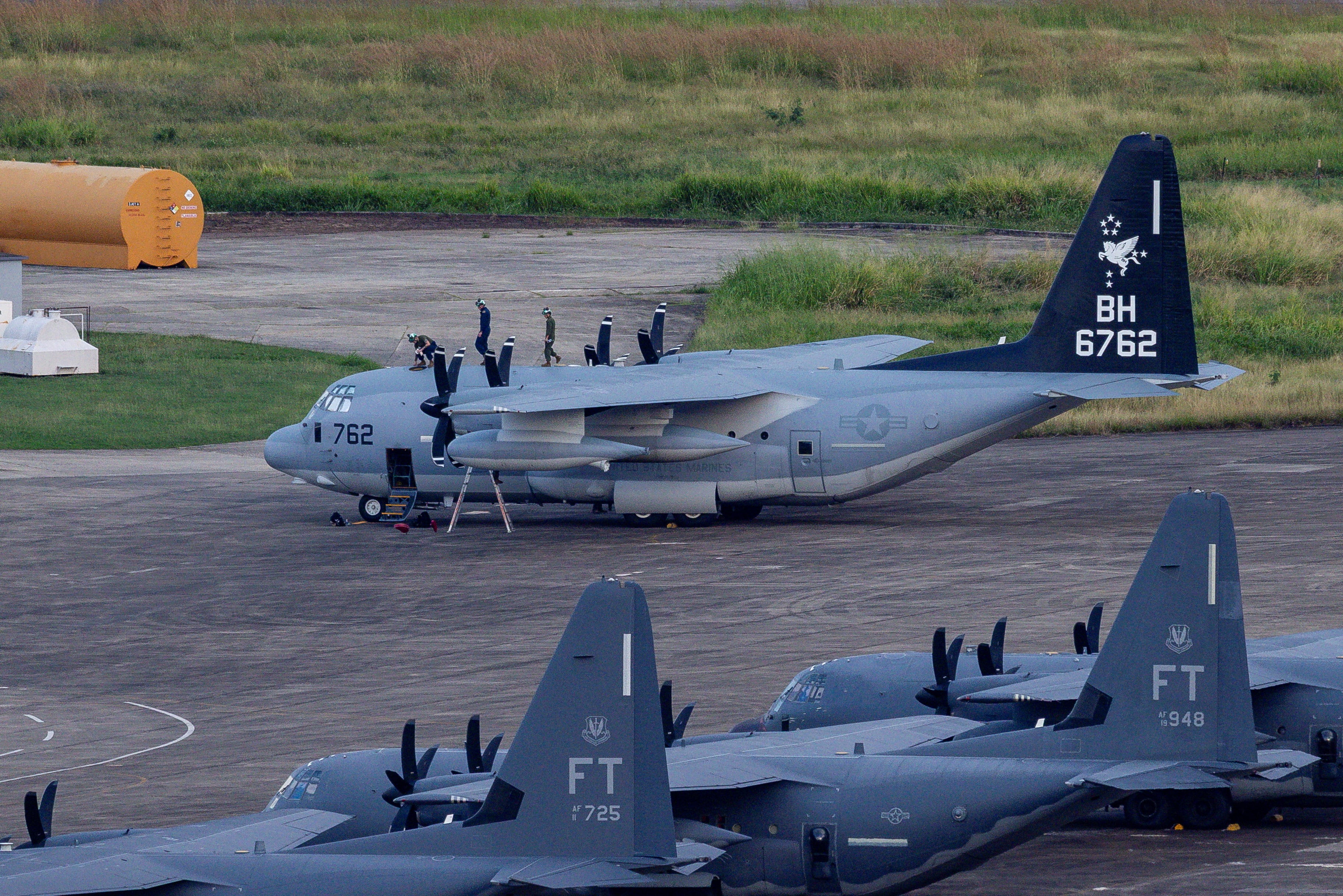 Personal trabajando en un avión de transporte militar estadounidense C-130 Hércules estacionado en la pista de la antigua base naval Roosevelt Roads en Ceiba, Puerto Rico. REUTERS/Eva Marie Uzcategui