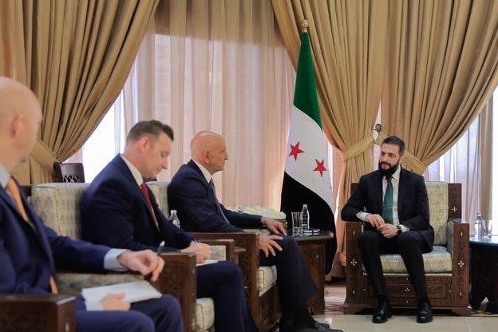 El presidente interino de Siria, Ahmed al Shara, se reúne en Damasco con el enviado de Estados Unidos para Siria, Thomas Barrack