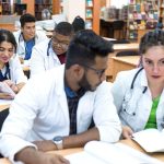 Estudiantes de medicina no están adecuadamente formados para enfrentarse a la muerte, según una reseña