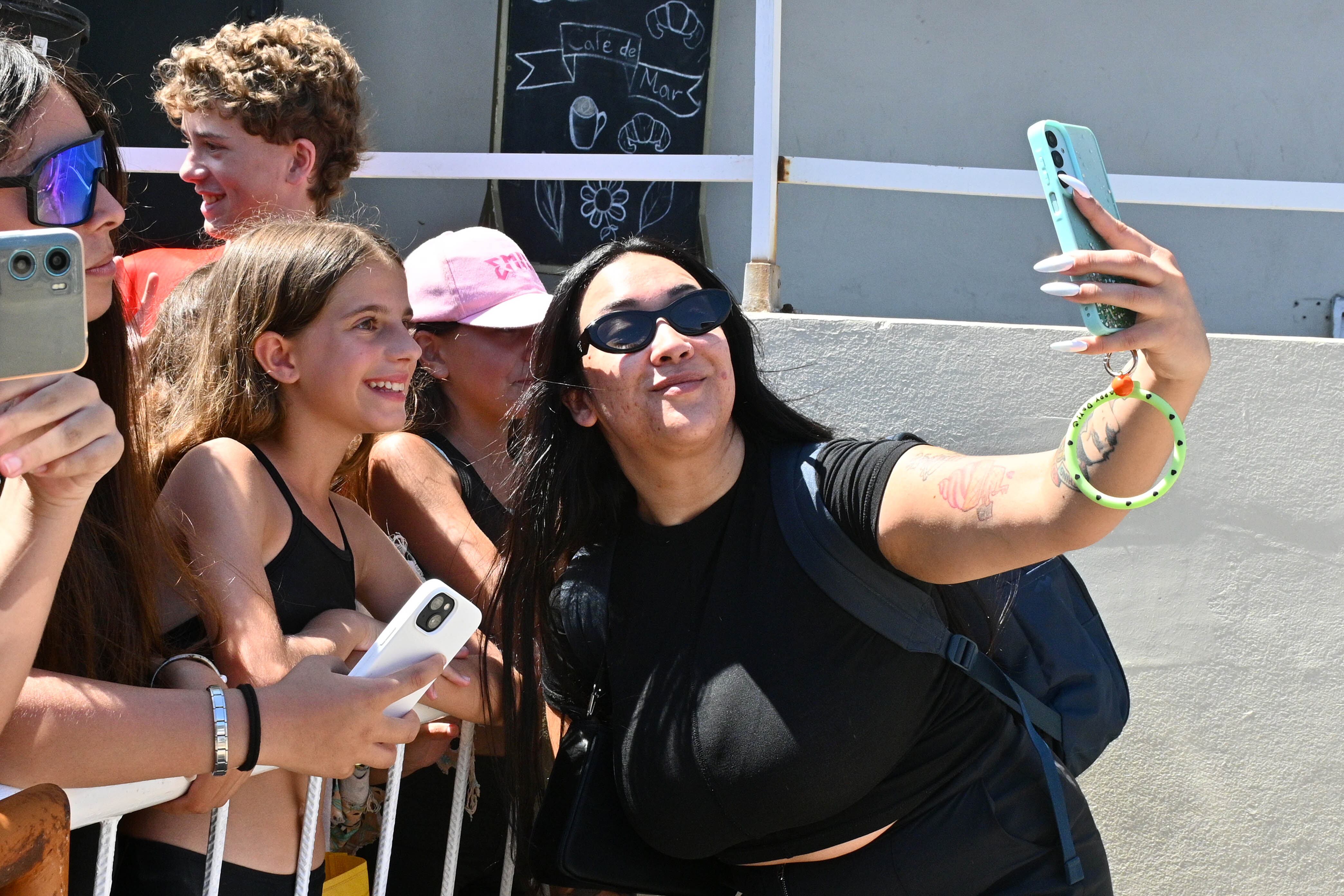 Al finalizar su programa, Evelyn Botto saludó a sus fans (Credito: Jose Tetty)