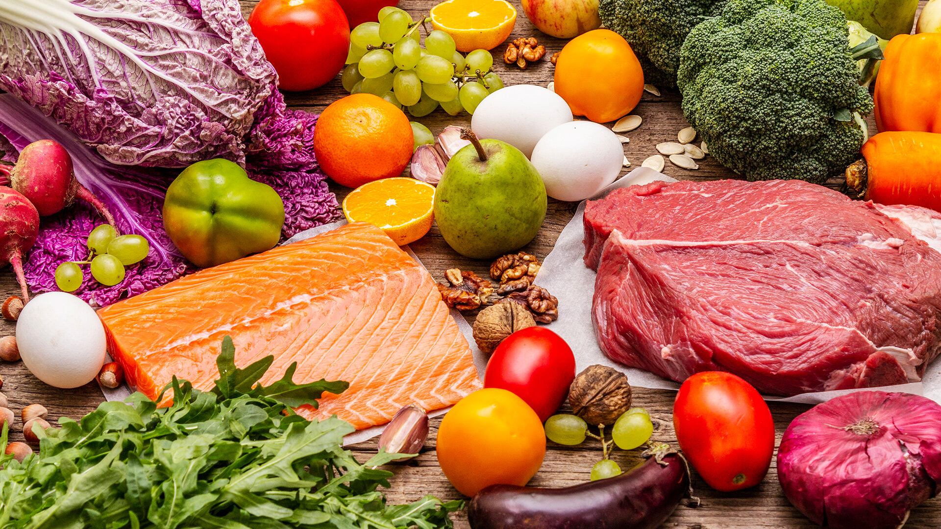 Las nuevas directrices alimentarias de Estados Unidos resaltan la importancia de consumir proteínas de origen animal y vegetal, así como productos lácteos enteros (Crédito: Freepik)