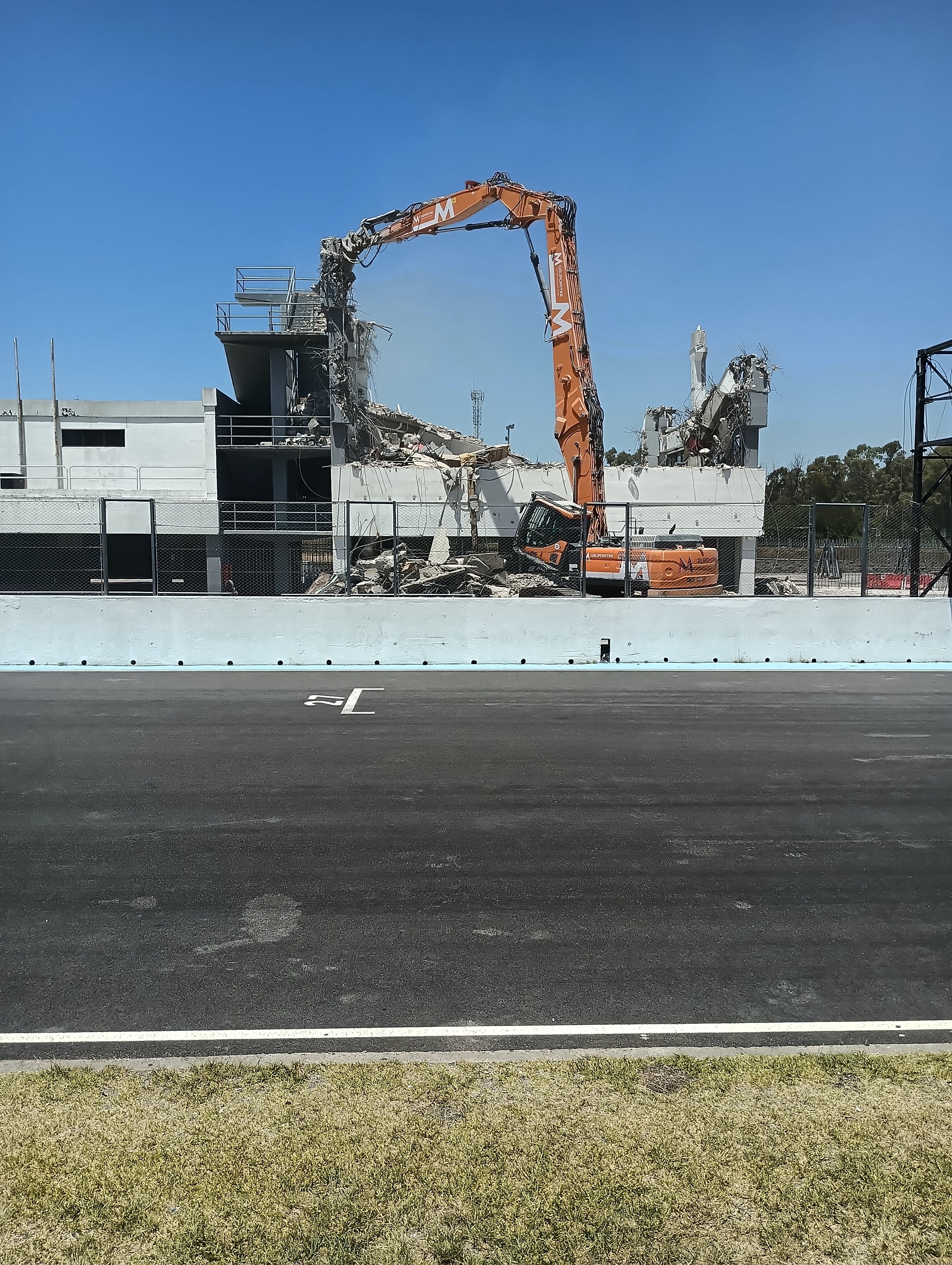 La máquina demoliendo la torre de control