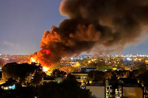 Explotó una fábrica en San Fernando y provocó un importante incendio: diez dotaciones de bomberos trabajan en el lugar