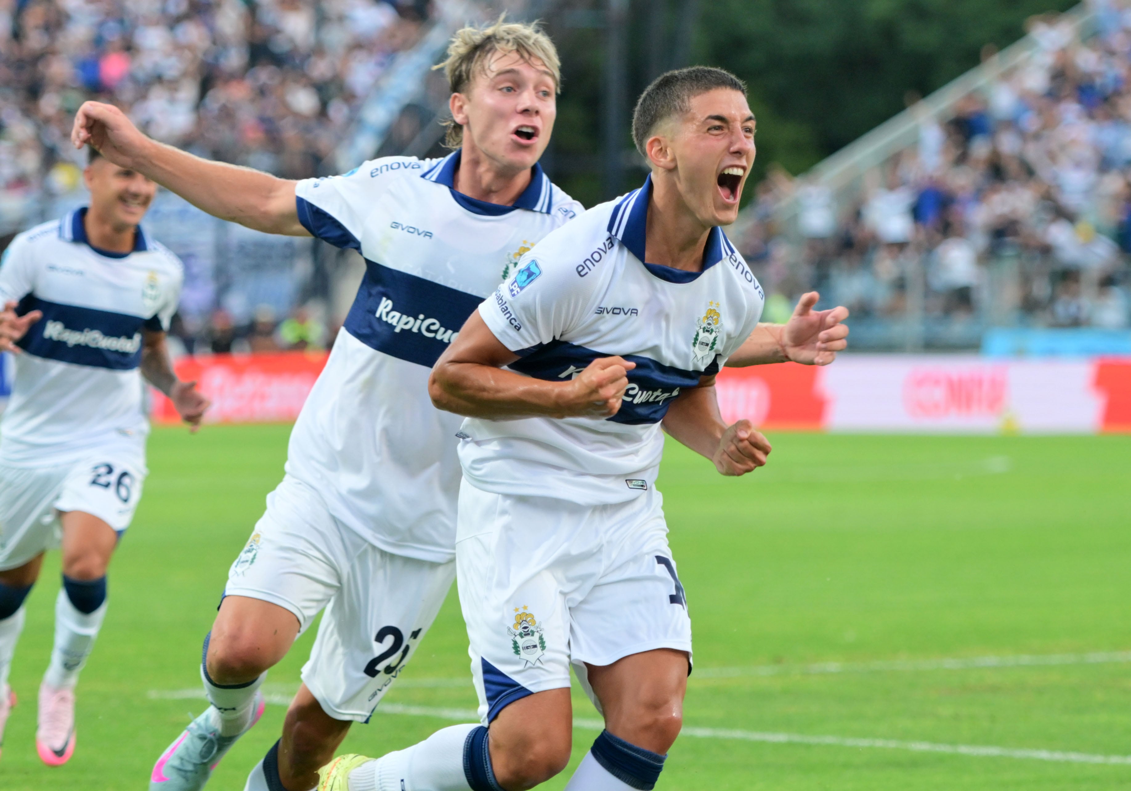 Nicolás Barros Schelotto festeja el golazo olímpico que metió para Gimnasia frente a Racing (Fotobaires)