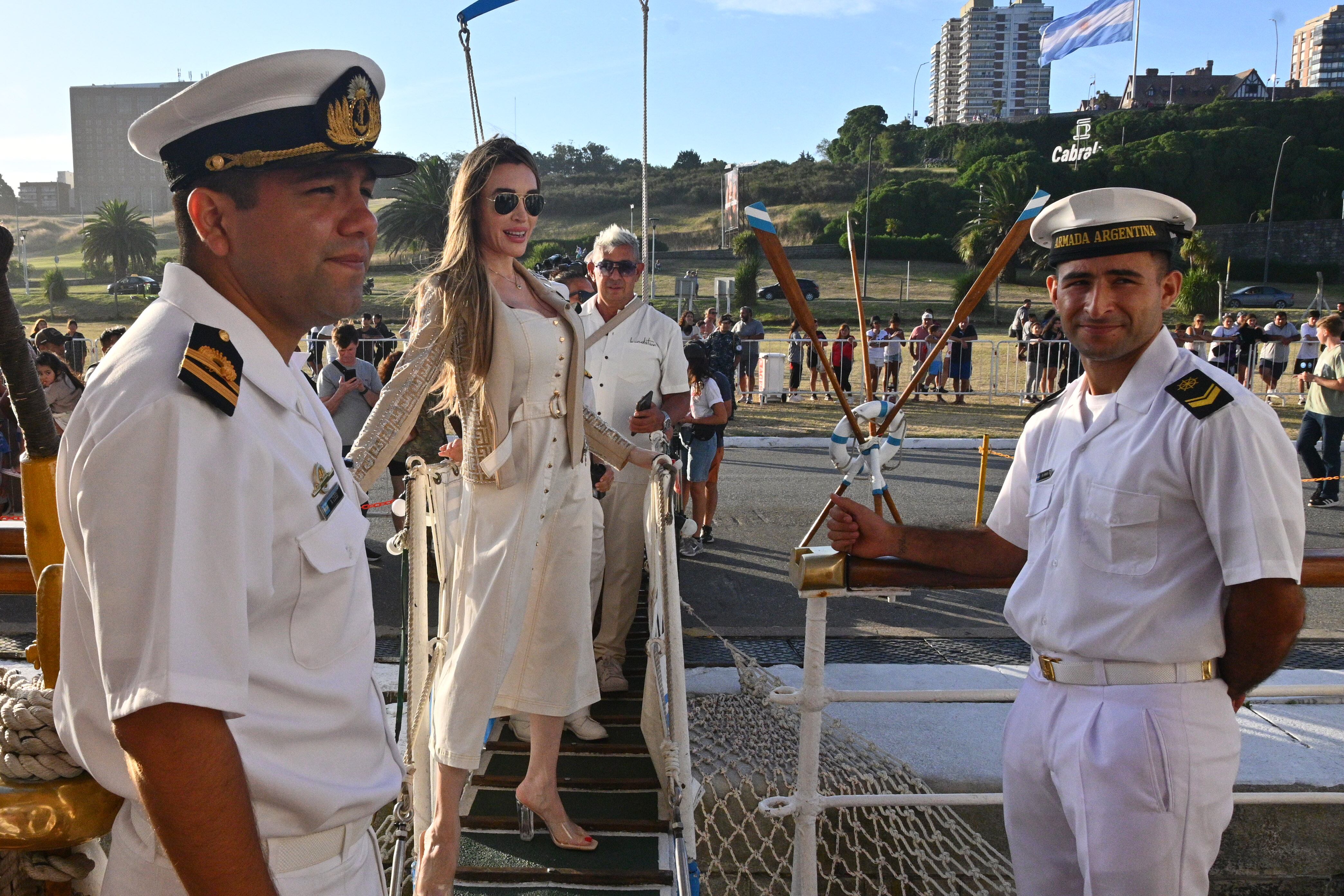 La visita a la Fragata Libertad permitió a turistas recorrer la cubierta principal y conocer sobre los viajes de instrucción emblemáticos del buque (José Tetty)