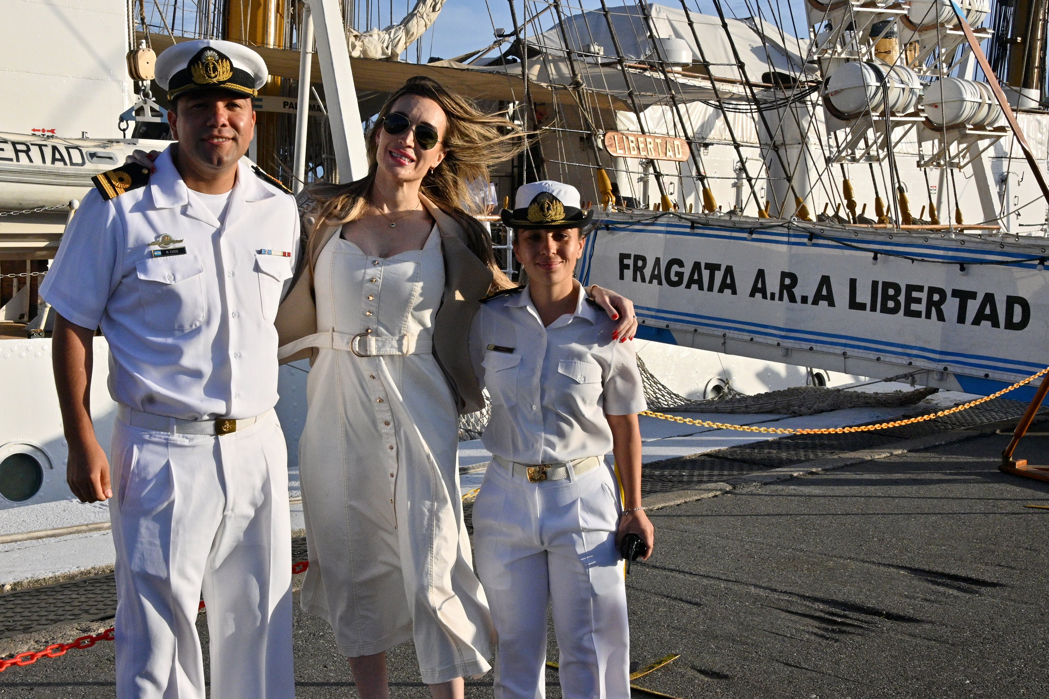 La actriz Fátima Florez fue recibida por el capitán Walter Contreras durante su recorrido a bordo del buque escuela argentino (José Tetty)