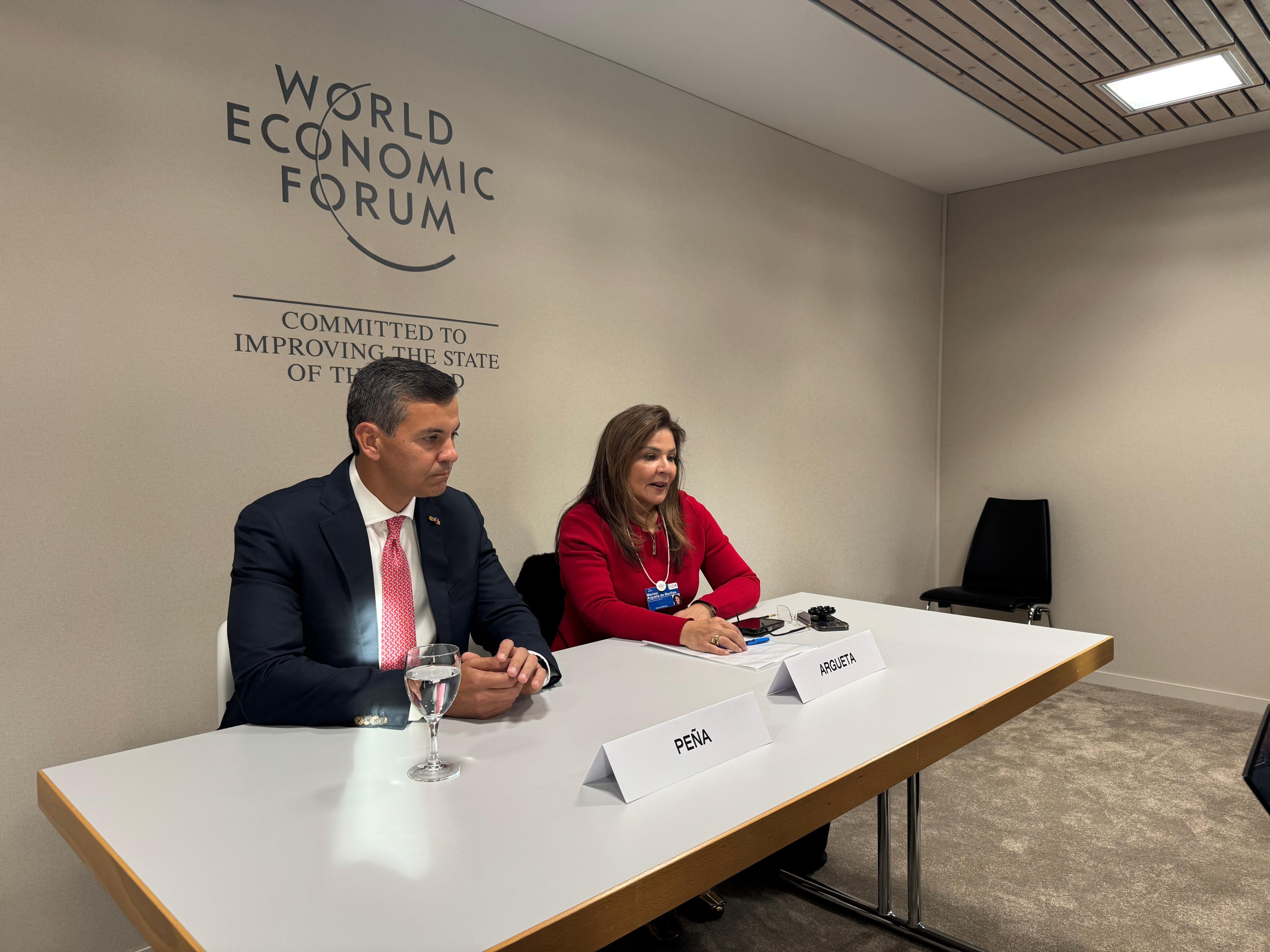 Santiago Peña, presidente del Paraguay y Marisol Argueta, directora principal para América Latina del Foro Económico Mundial, durante la conferencia de prensa en Davos, (Suiza)