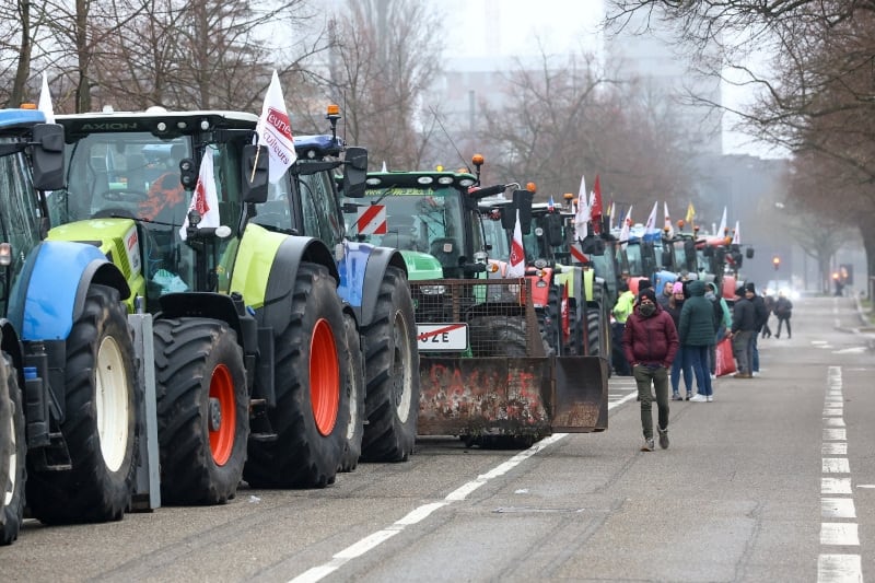Agricultores franceses de los sindicatos agrícolas FNSEA y Jeunes Agriculteurs protestan contra el acuerdo Mercosur-Unión Europea