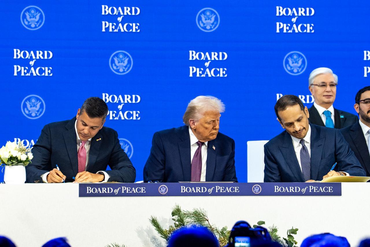 El presidente de Paraguay, Santiago Peña, firma su adhesión al Consejo de Paz impulsado por Donald Trump, (Davos, Suiza)