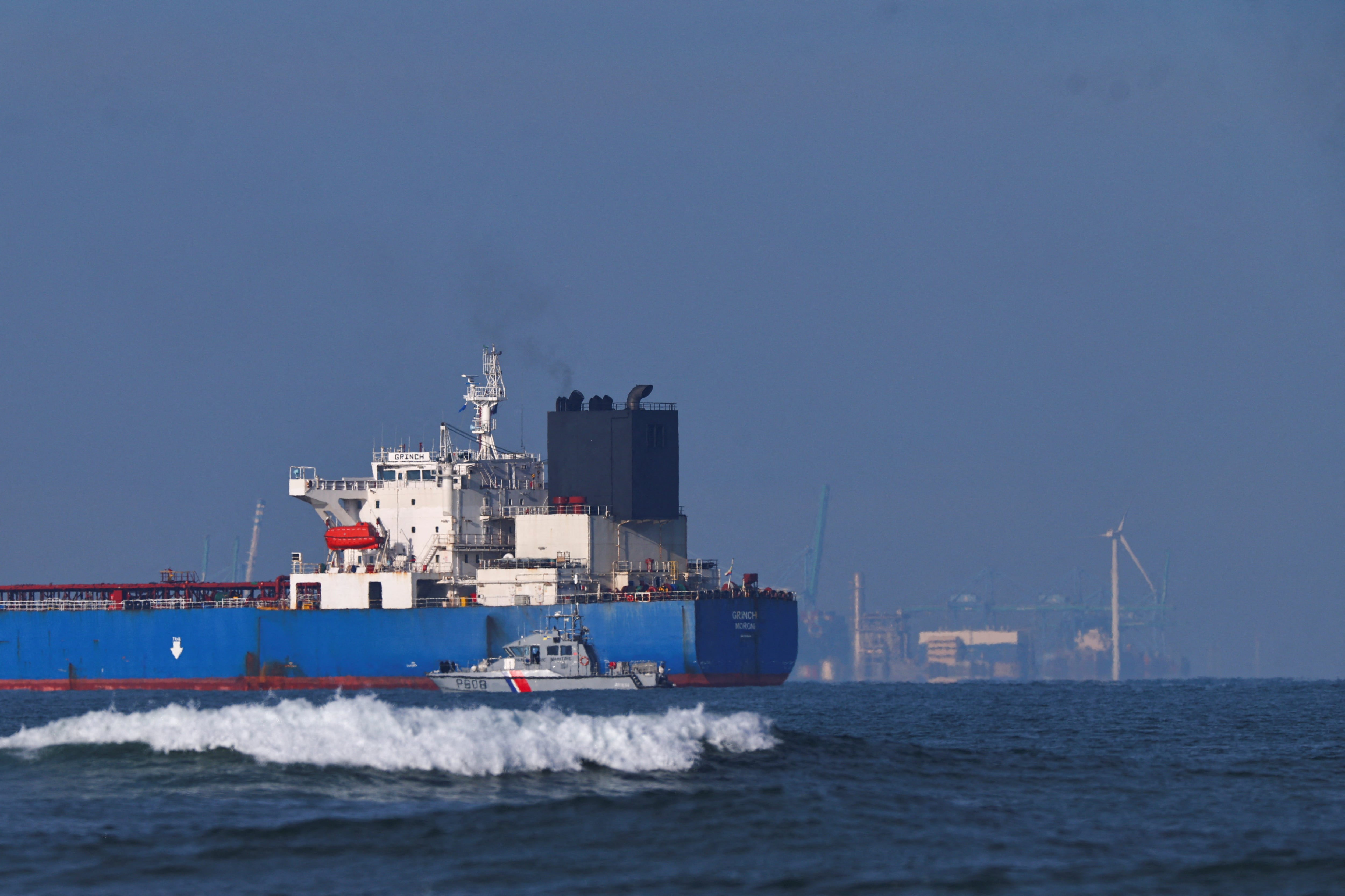 Un buque francés custodia al petrolero Grinch cerca de Martigues. El navío, de 249 metros de eslora, es sospechoso de integrar la