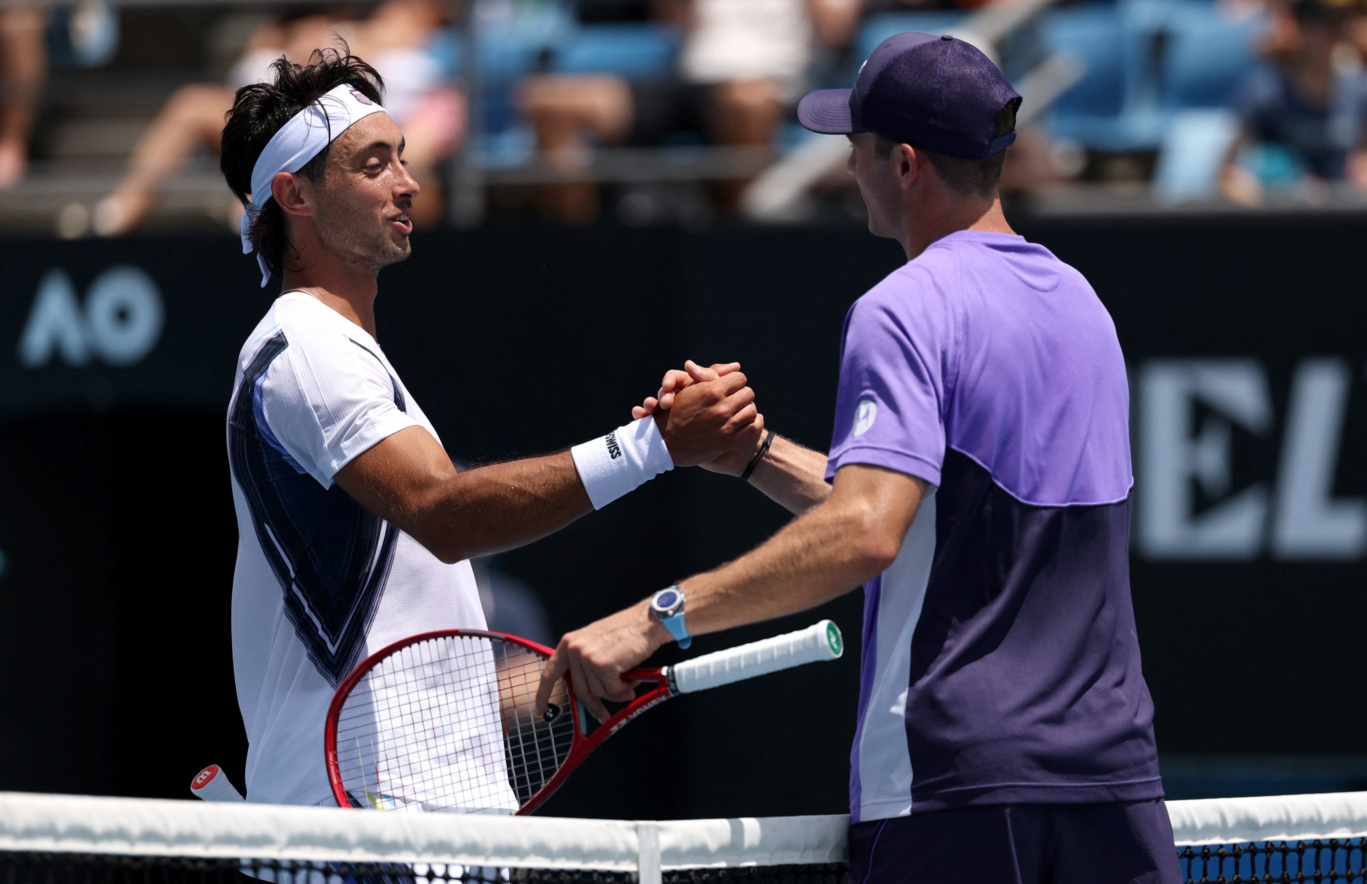 Thiago Tirante saluda a Tommy Paul al finalizar el partido (Fuente: REUTERS/Edgar Su)