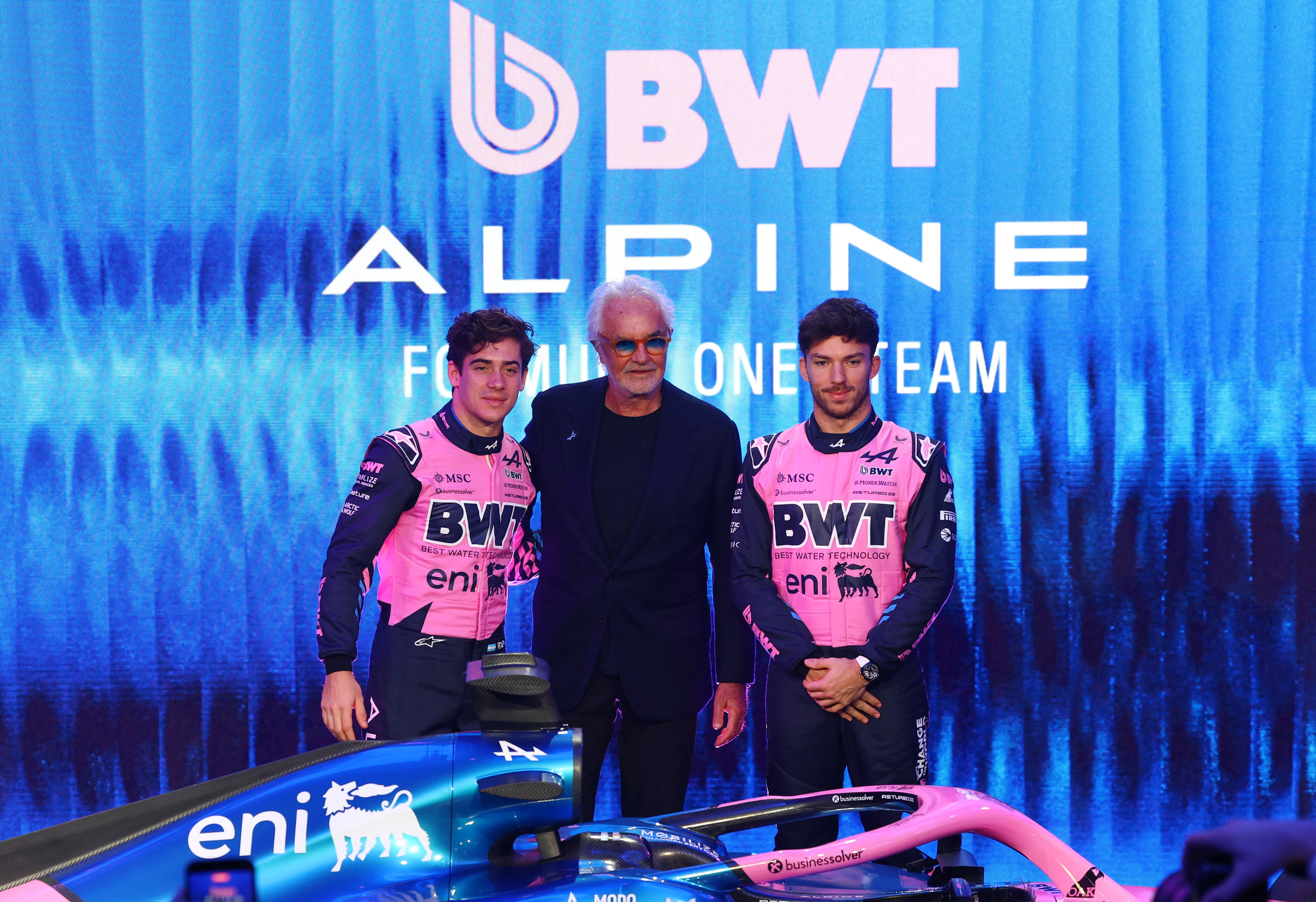 Franco Colapinto estuvo presente junto a Flavio Briatore y Pierre Gasly en el evento en el que Alpine reveló el diseño del monoplaza A526 (REUTERS/Albert Gea)