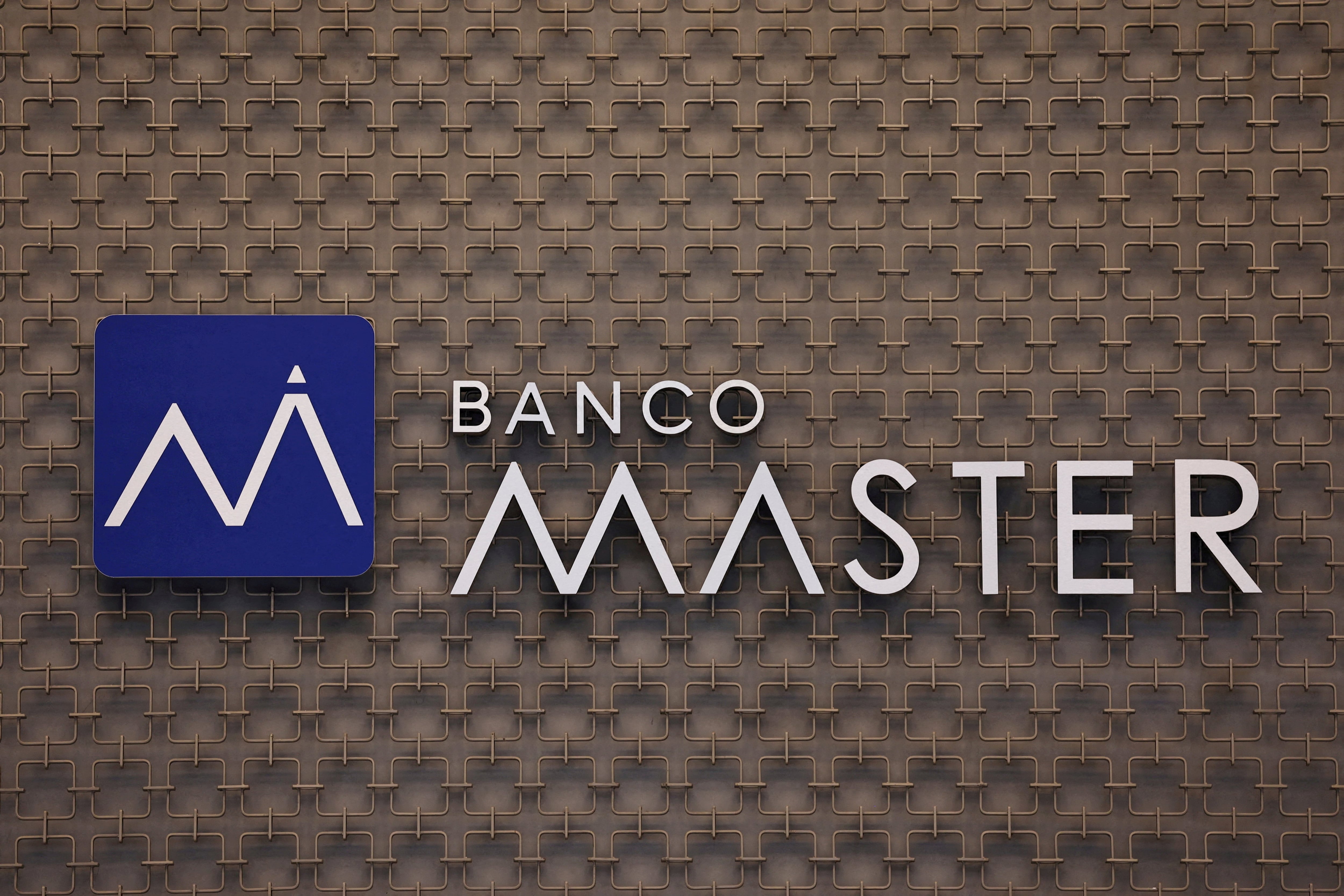 El logotipo de Banco Master se muestra en su edificio en Sao Paulo, Brasil. REUTERS/ Amanda Perobelli