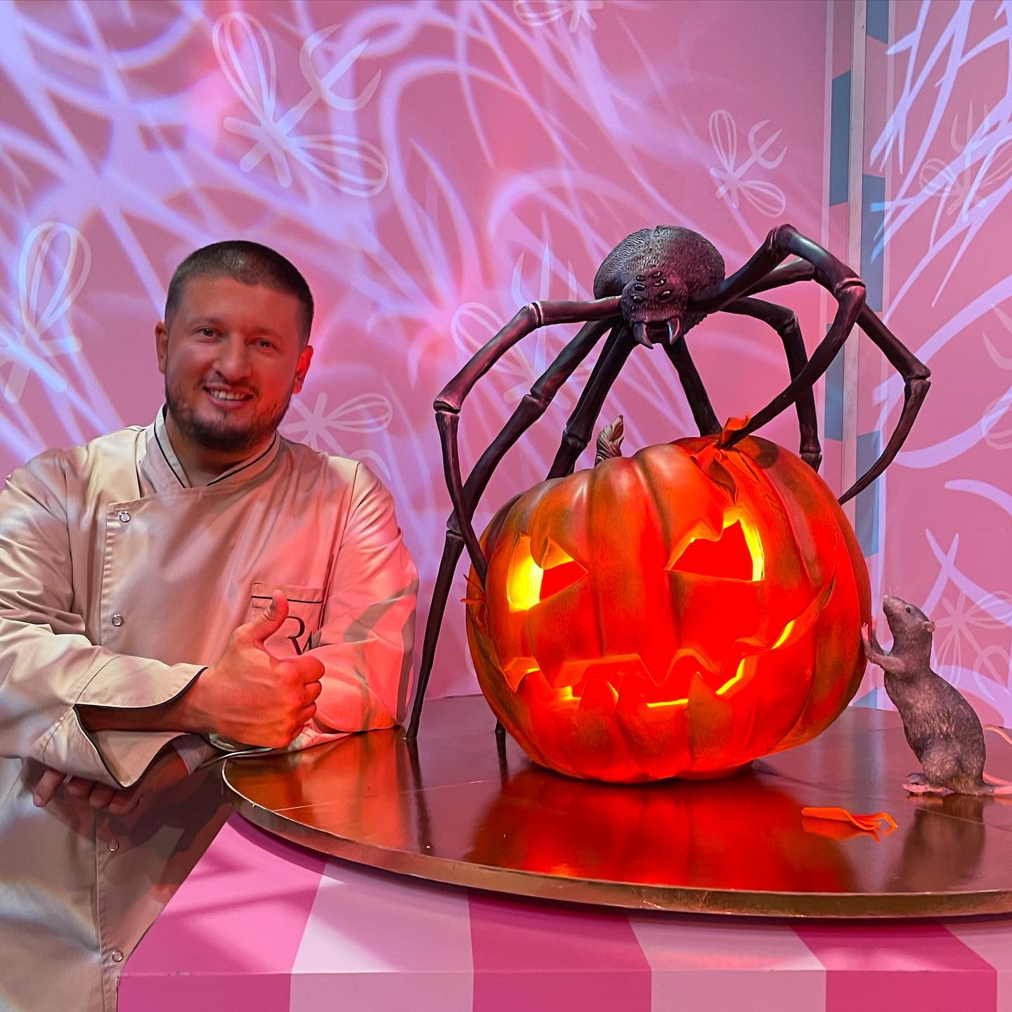 Renat Agzamov muestra sus obras en su cuenta de Instagram