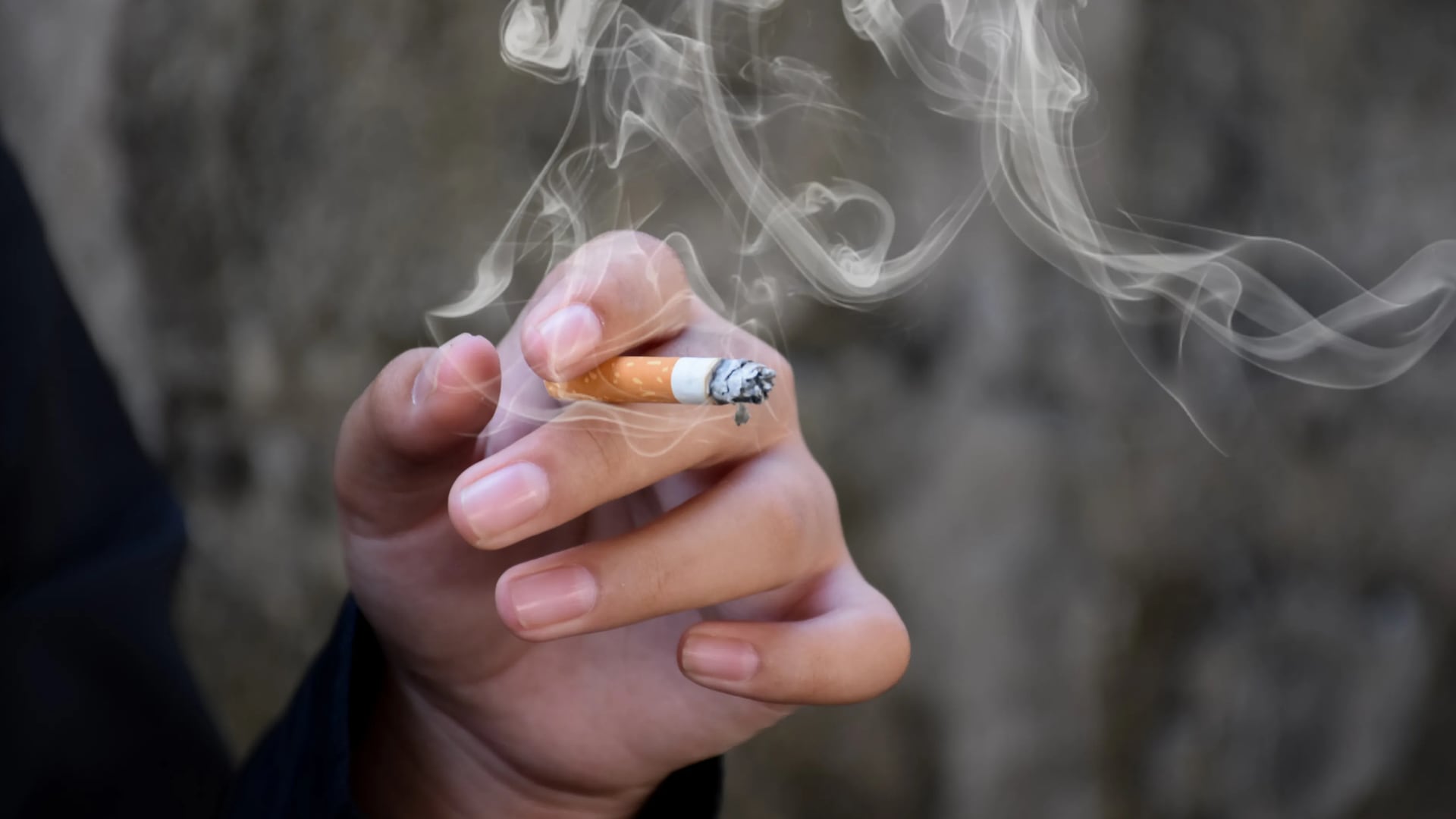 El humo del tabaco contiene más de 7.000 compuestos químicos, muchos asociados a enfermedades graves y adicción (businessinsider.es)