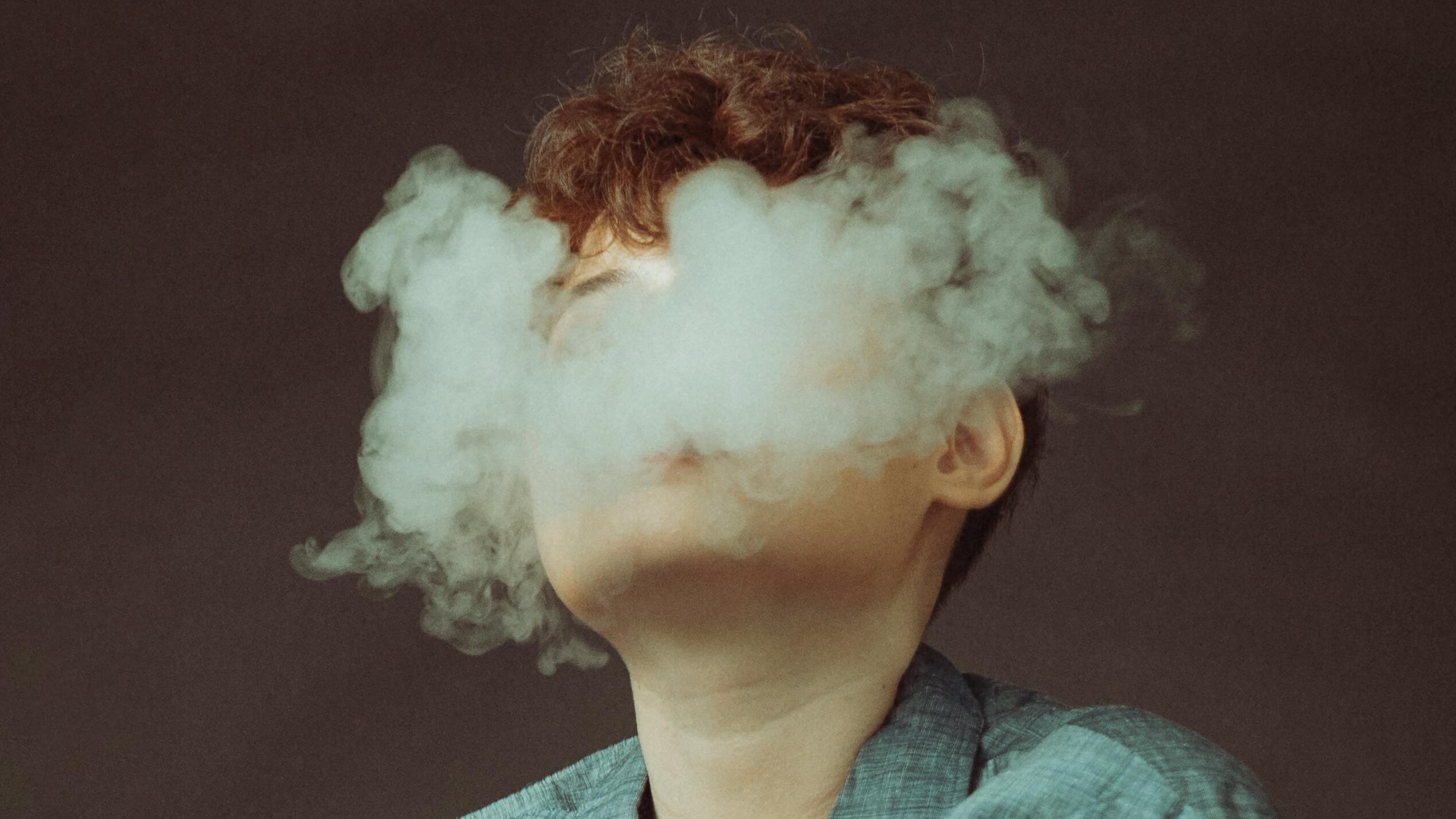 El consumo esporádico de cigarrillos puede causar presión arterial elevada, irritación pulmonar y sobrecarga cardíaca (Pexels)