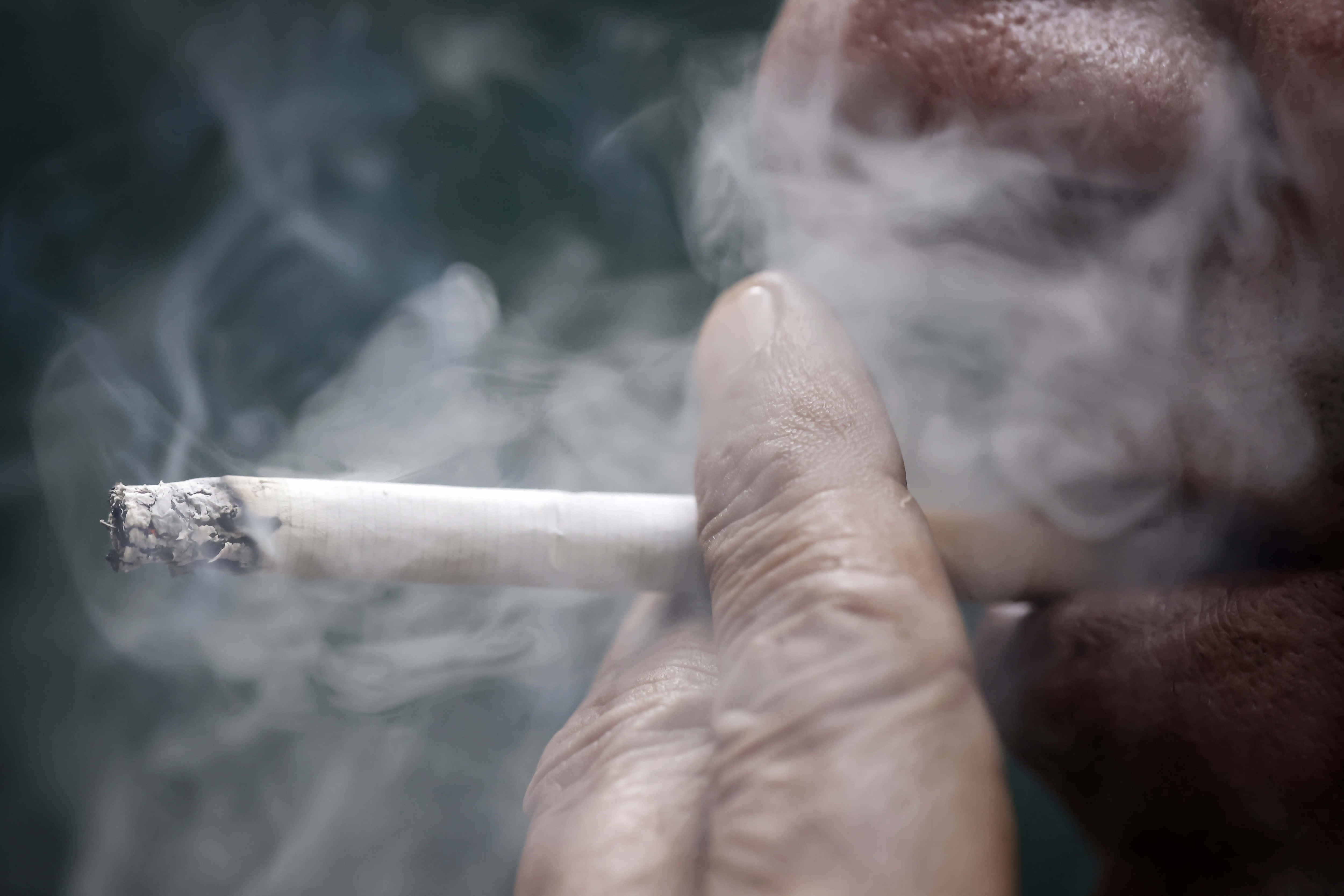 Reducir la cantidad de cigarrillos no elimina los peligros, ya que cualquier frecuencia de consumo conlleva consecuencias negativas para la salud (EFE/ Jeffrey Arguedas)