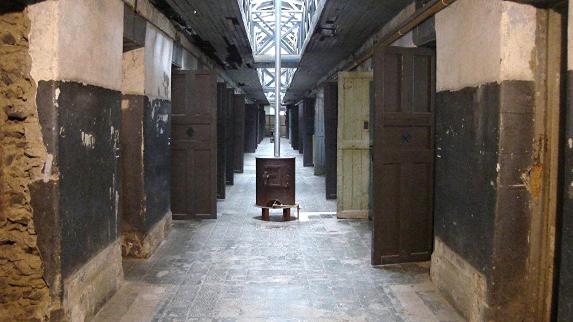 Uno de los pabellones en el presidio de Ushuaia. En el medio, una salamandra para calefaccionar todo el ambiente