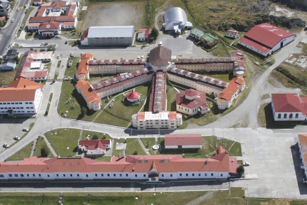 Grilletes rotos y pánico: la fuga de ocho presos del puerto de Buenos Aires que no querían ser enviados a la cárcel de Ushuaia