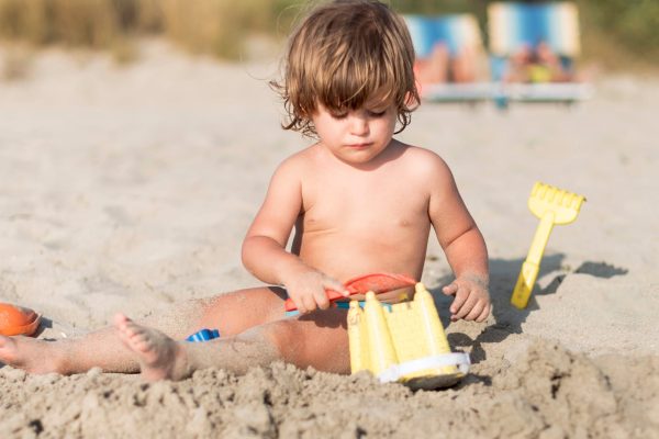 Guía para cuidar a los bebés en la playa: hidratación, sol y seguridad en el agua