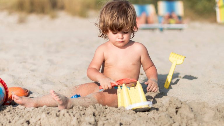 Guía para cuidar a los bebés en la playa: hidratación, sol y seguridad en el agua