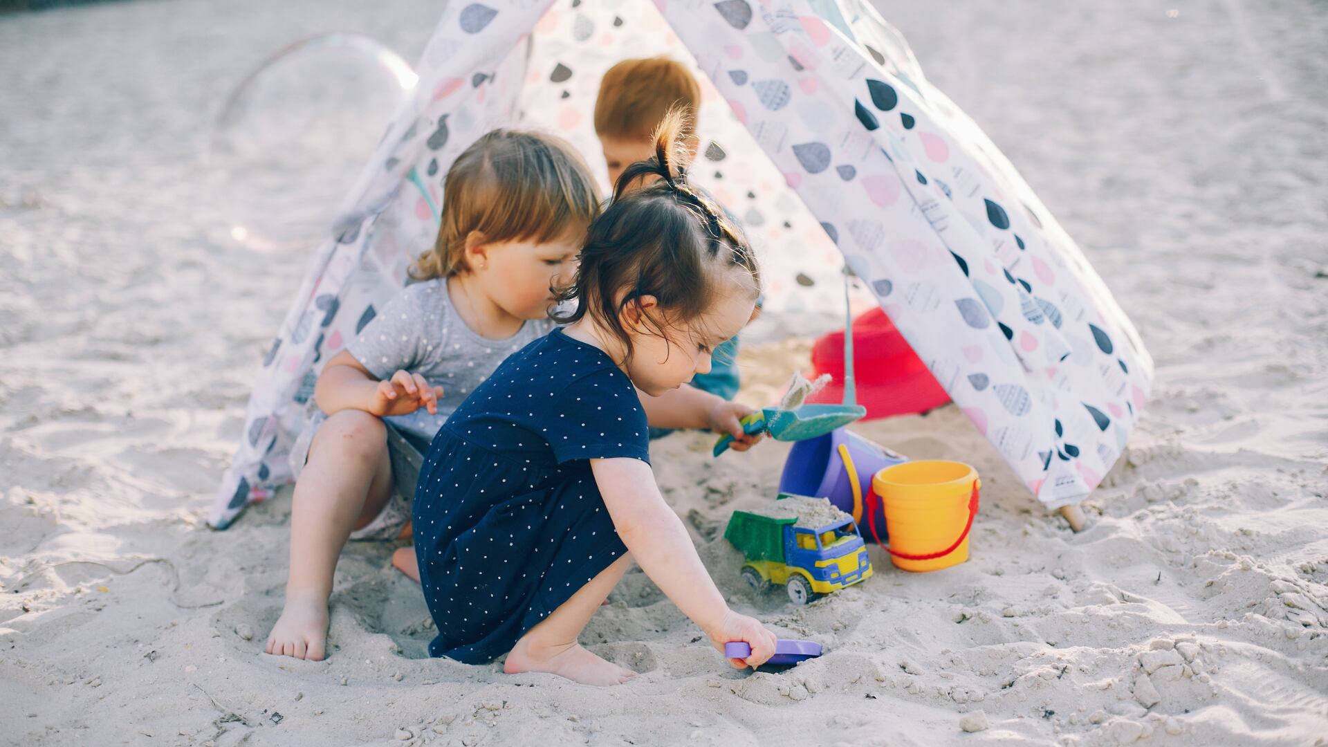 El golpe de calor puede manifestarse con sudoración excesiva, piel pálida y decaimiento (Freepik)