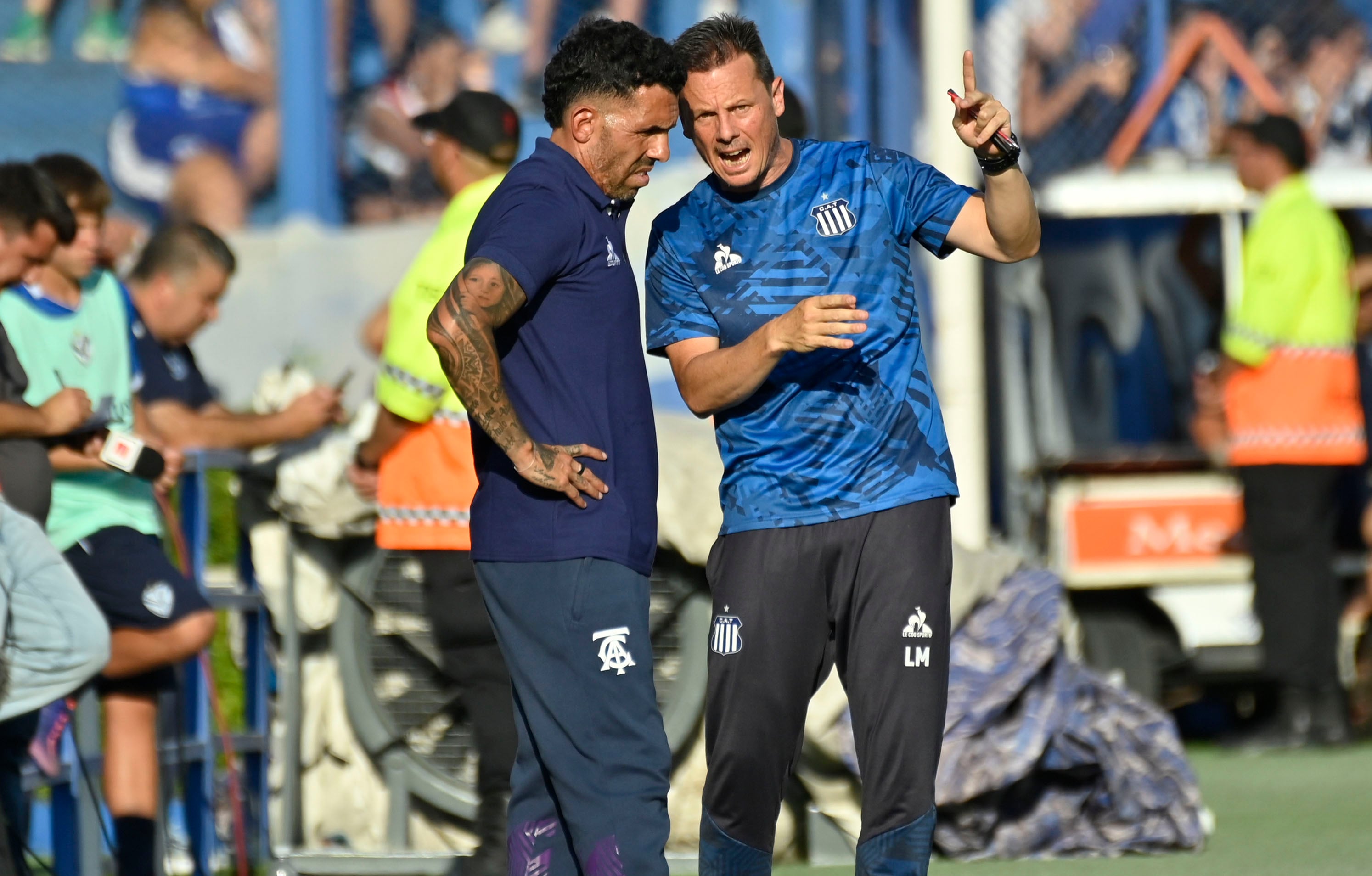 Carlos Tevez dialoga con su colaborador (Fotobaires)