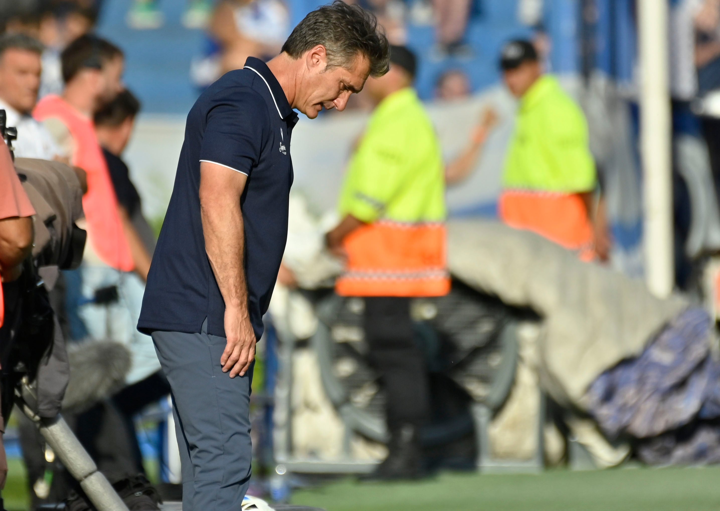 Guillermo Barros Schelotto mira al suelo durante el partido entre Vélez y Talleres (Fotobaires)