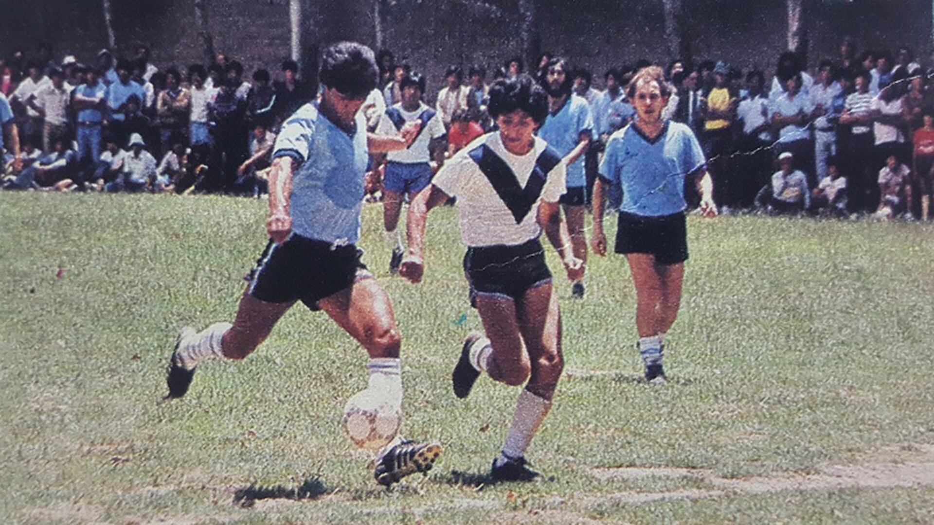 Claudio Borghi a punto de convertir un gol en uno de los dos amistosos que jugó la Selección en su estadía en Tilcara
