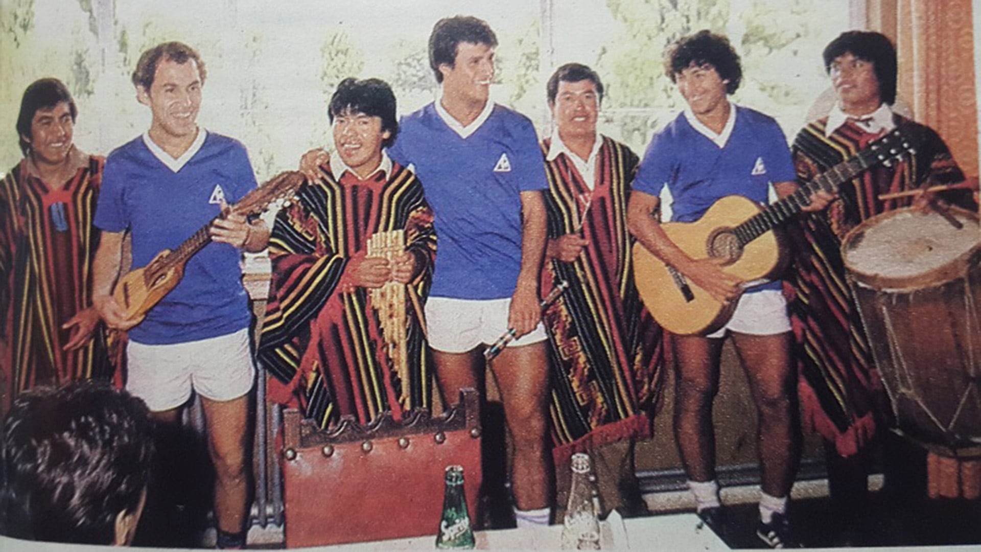 Ricardo Bochini, Claudio Borghi y Carlos Tapia junto a un grupo de música del lugar