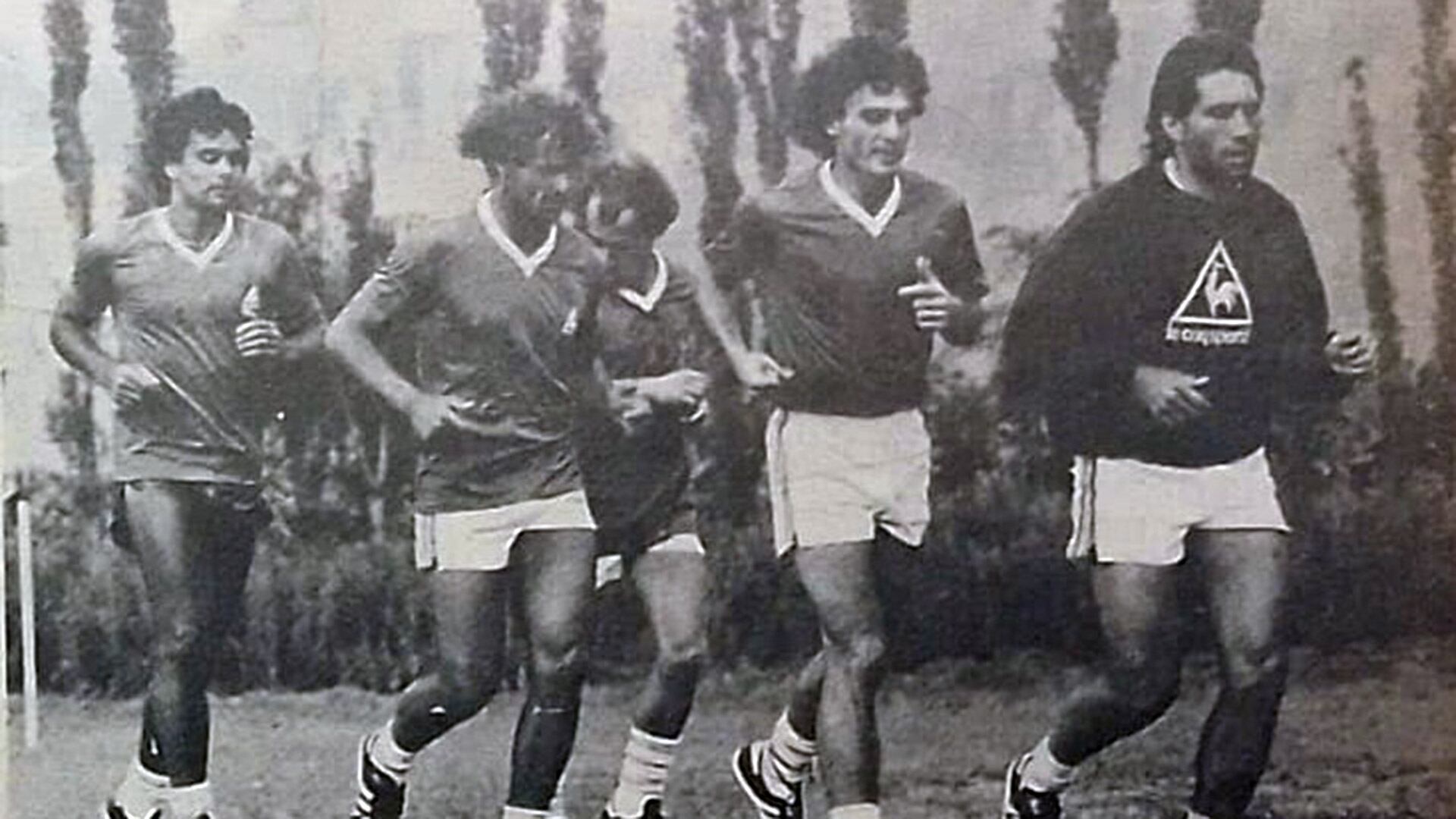 El Tata Brown, Ricardo Bochini, Luis Islas, Oscar Ruggeri y Oscar Garré durante un entrenamiento