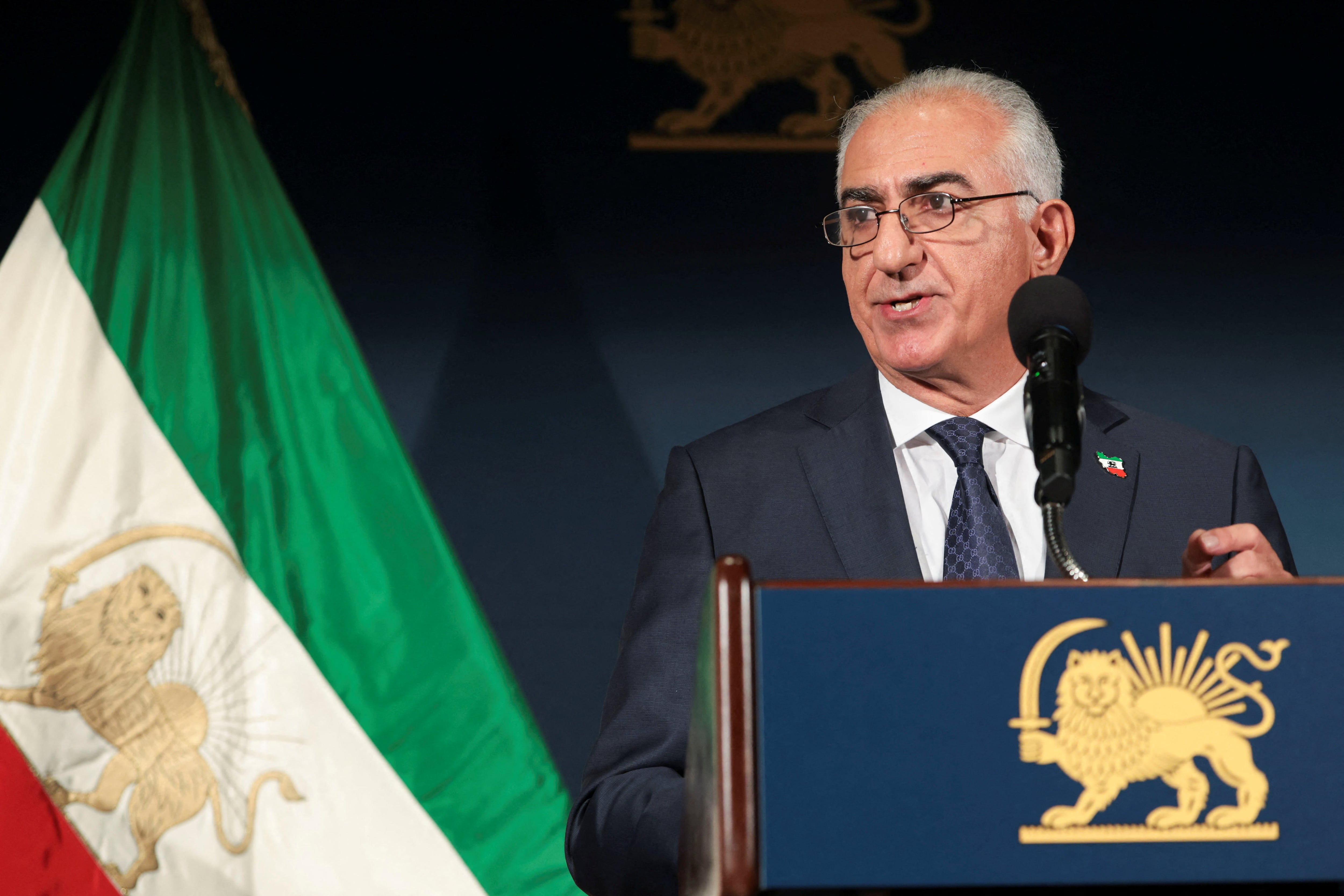 Reza Pahlavi, hijo del último sha de Irán y figura de la oposición en el exilio, durante una conferencia de prensa en Washington (REUTERS/Jonathan Ernst)