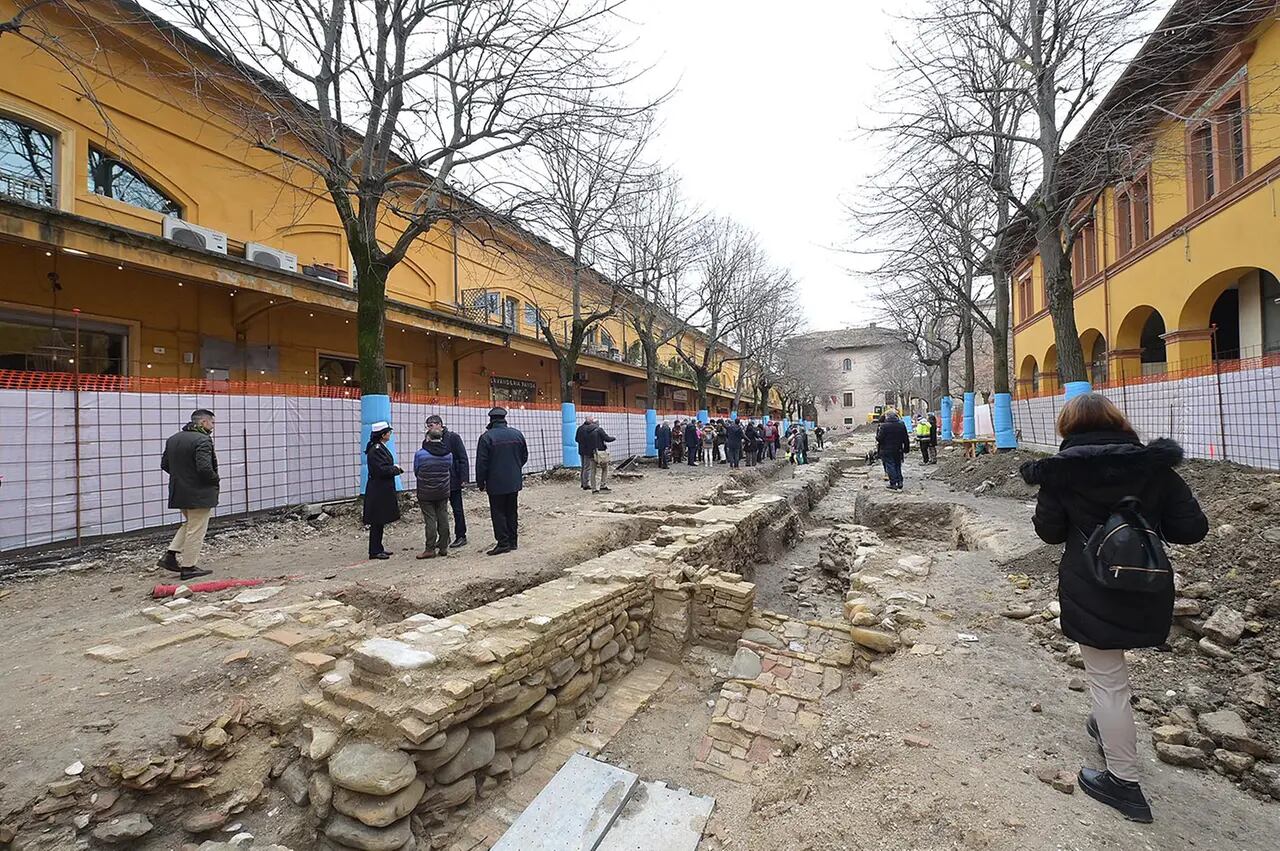 Las excavaciones en la Plaza Andrea Costa revelan estructuras monumentales de la basílica, incluyendo columnas descritas en ‘De architectura’ (Gentileza: Il Resto de Carlino) 