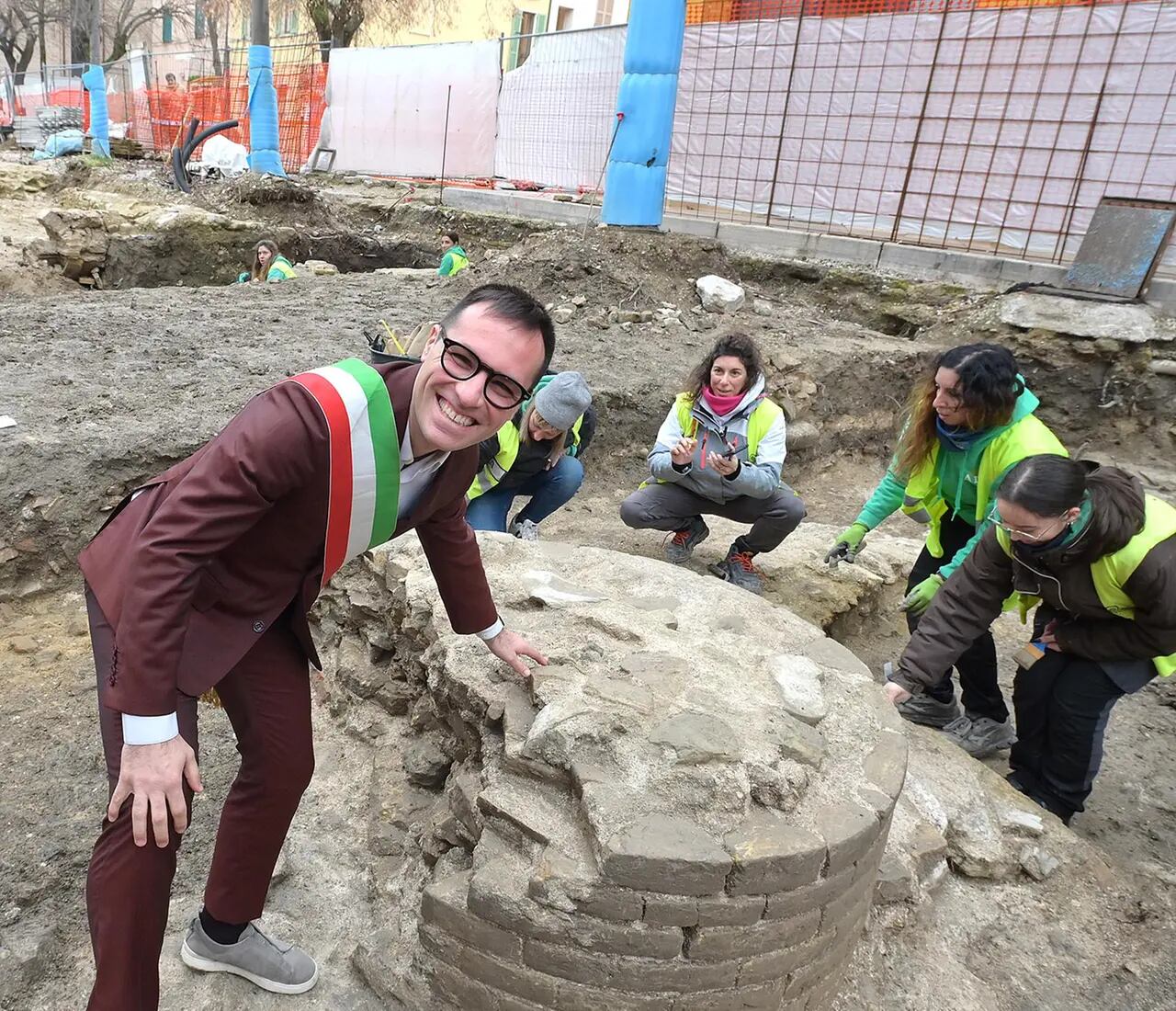 El alcalde de Fano, Luca Serfilippi, en la zona de las excavaciones de la Basílica de Vitruvio (Gentileza: Il Resto de Carlino)