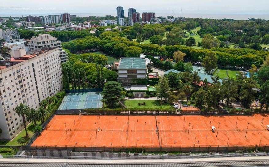 El club tiene 14 canchas de polvo de ladrillo (Fuente: Harrods Gath & Chaves) 