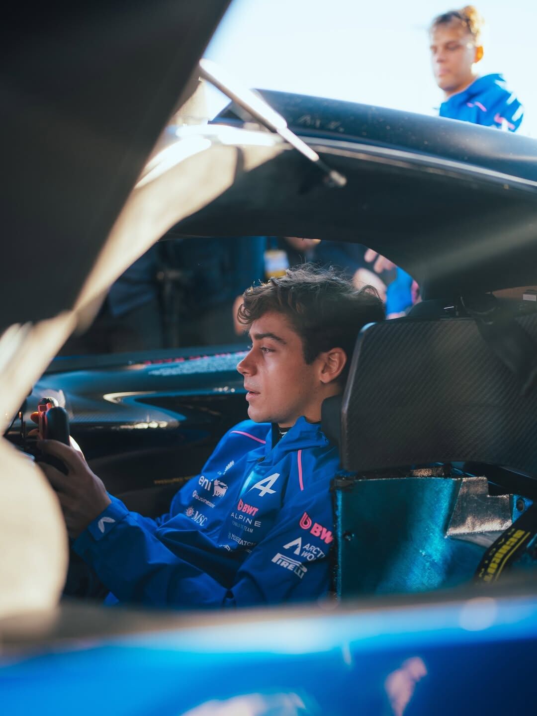 Colapinto en el auto superdeportivo de Alpine en Barcelona (@AlpineF1Team)