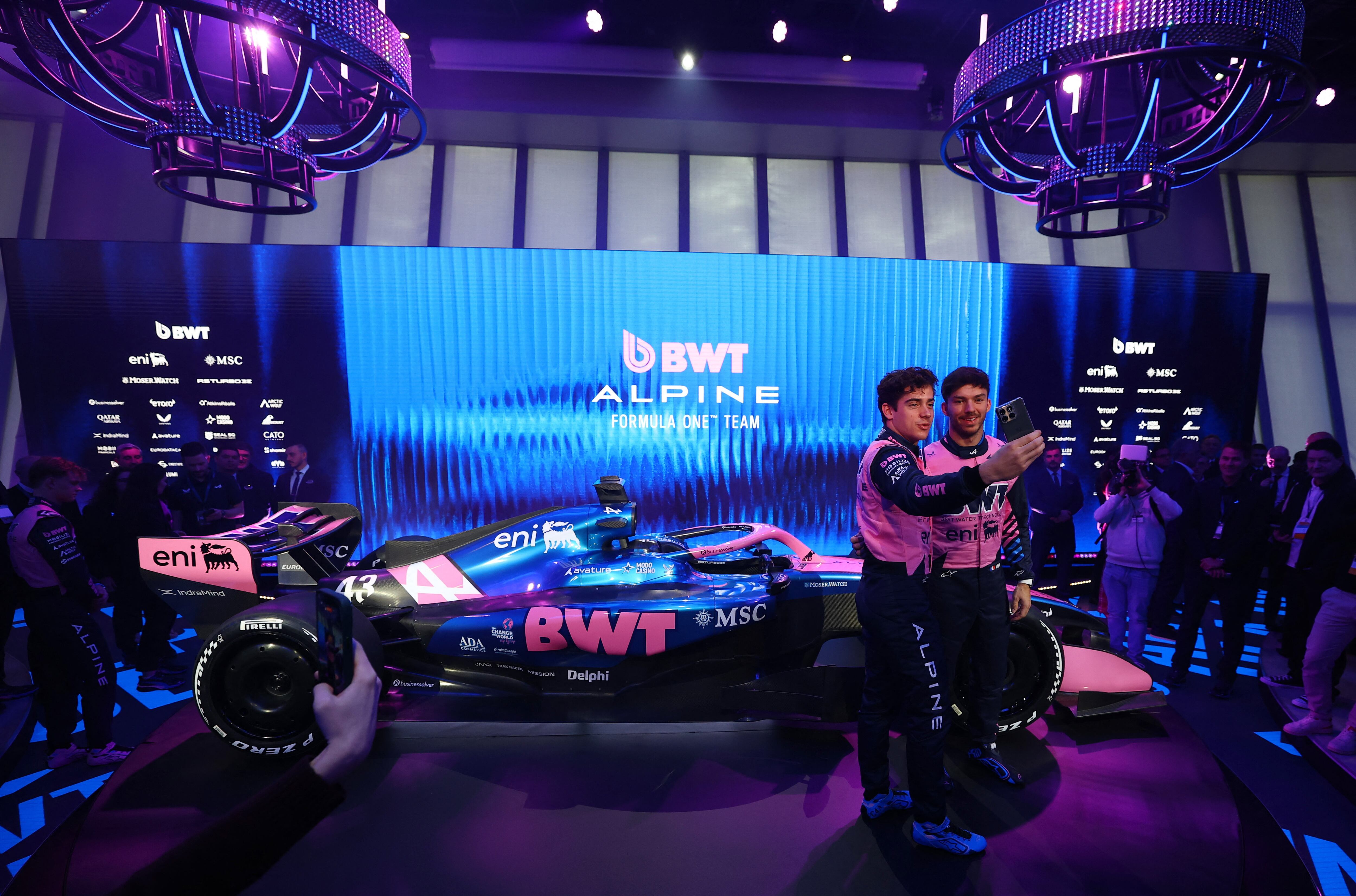 Colapinto y Gasly fueron protagonistas en el evento en el que Alpine presentó la nueva decoración de su monoplaza (REUTERS/Albert Gea)