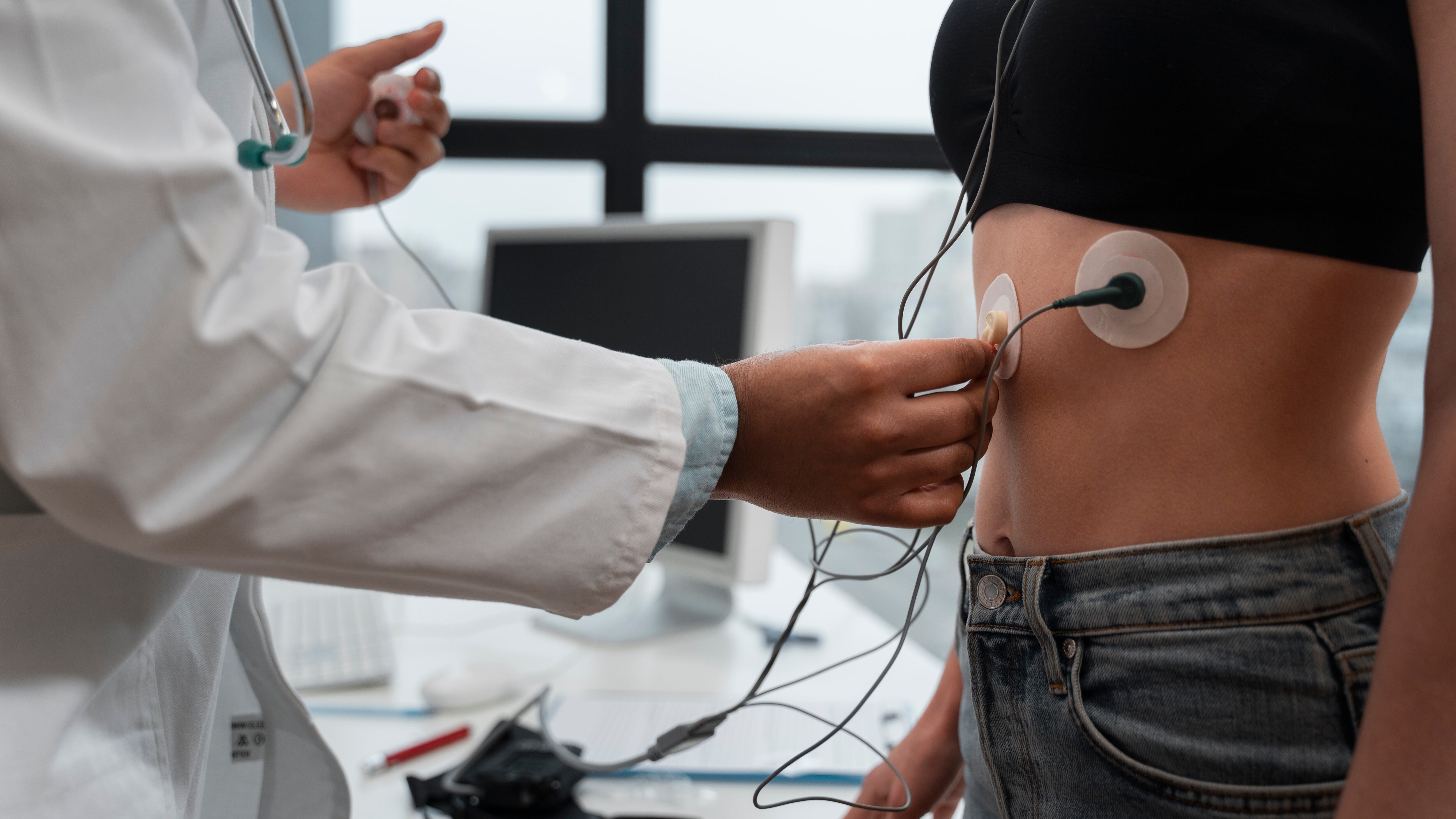 El Holter revolucionó la monitorización cardíaca permitiendo registrar la actividad eléctrica del corazón durante la vida cotidiana sin hospitalización (Freepik)