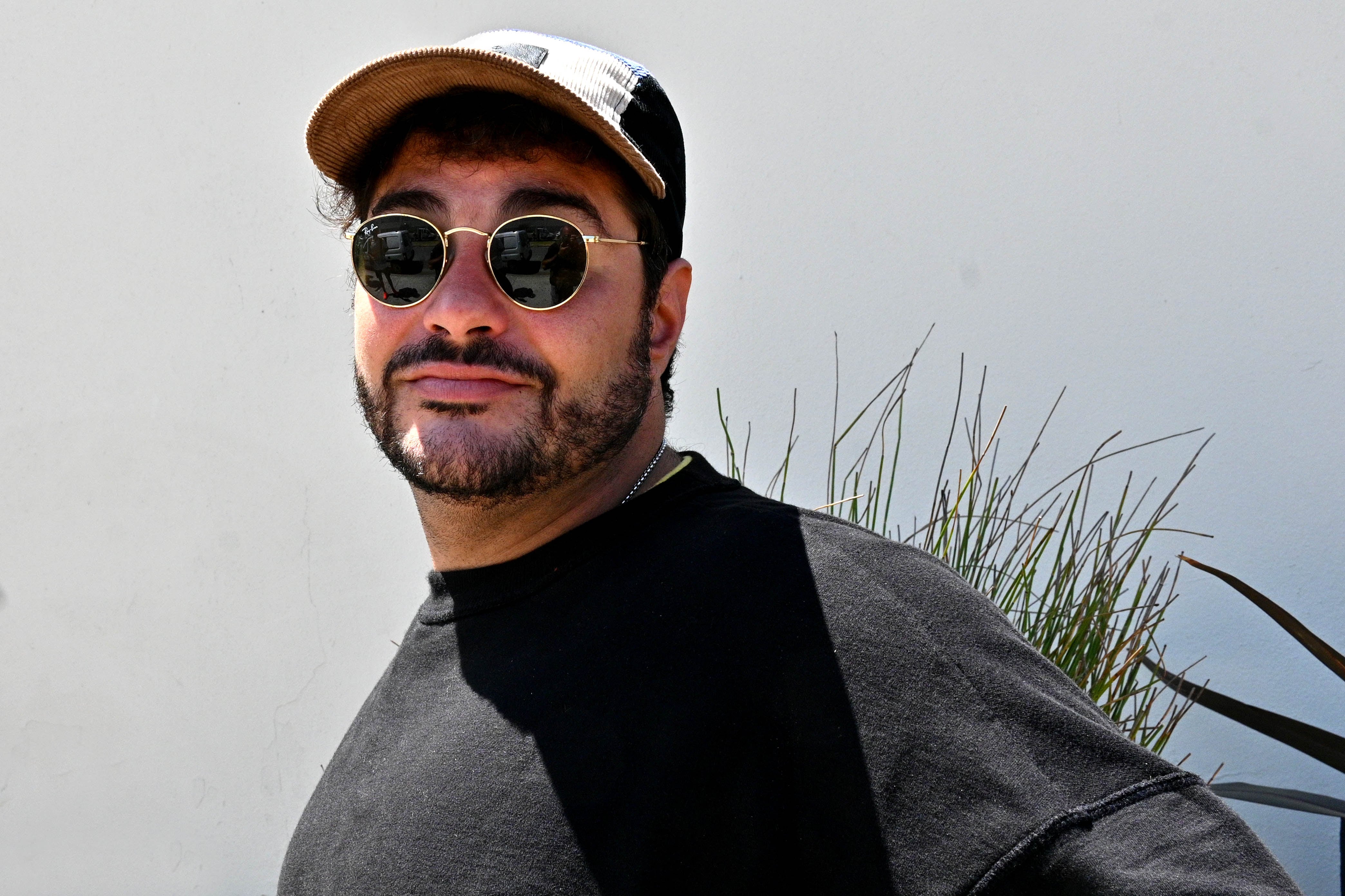 El influencer valora la tranquilidad de la playa y la gastronomía marplatense como parte de su proceso de recuperación personal (Crédito: José Tetty)