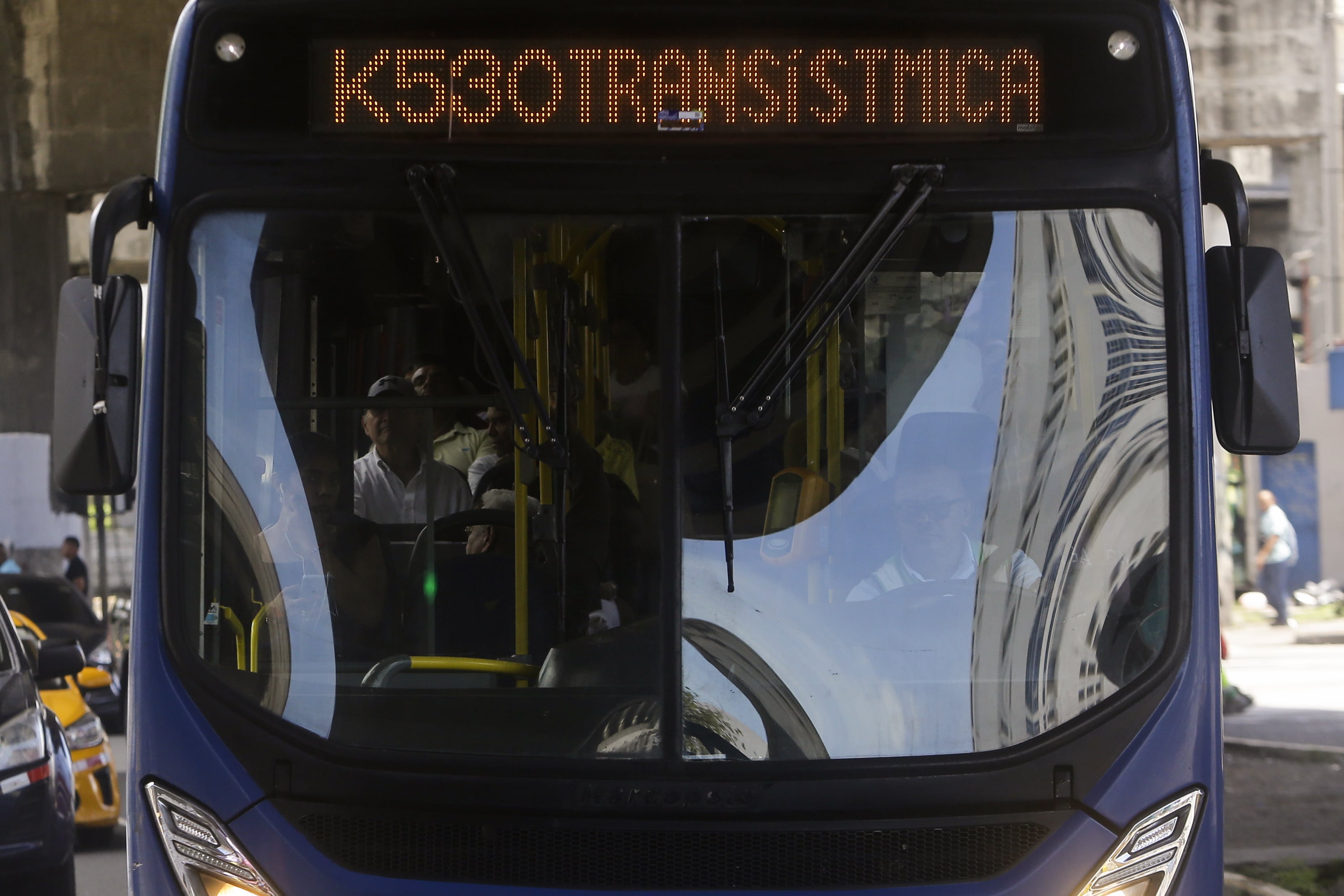 Los costos del transporte terrestre se mantuvieron estables en diciembre de 2025, en contraste con la fuerte caída del transporte aéreo que ayudó a moderar el IPC. EFE/ Carlos Lemos 