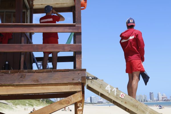 Hospitalizaron a un argentino en Punta del Este, tras ser rescatado del mar: cómo se encuentra su estado de salud