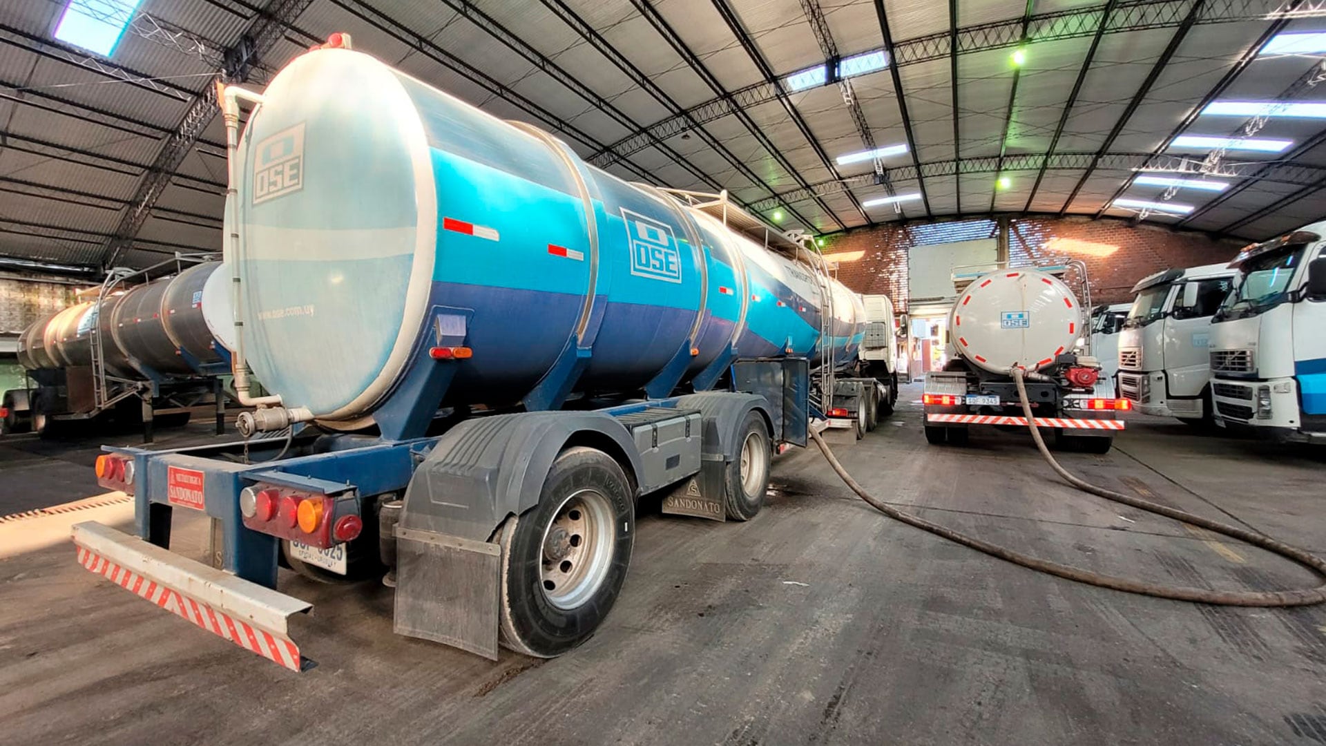 Hubo cambios de color, olor y sabor en el agua potable en Uruguay: salió marrón de los grifos y hubo quejas