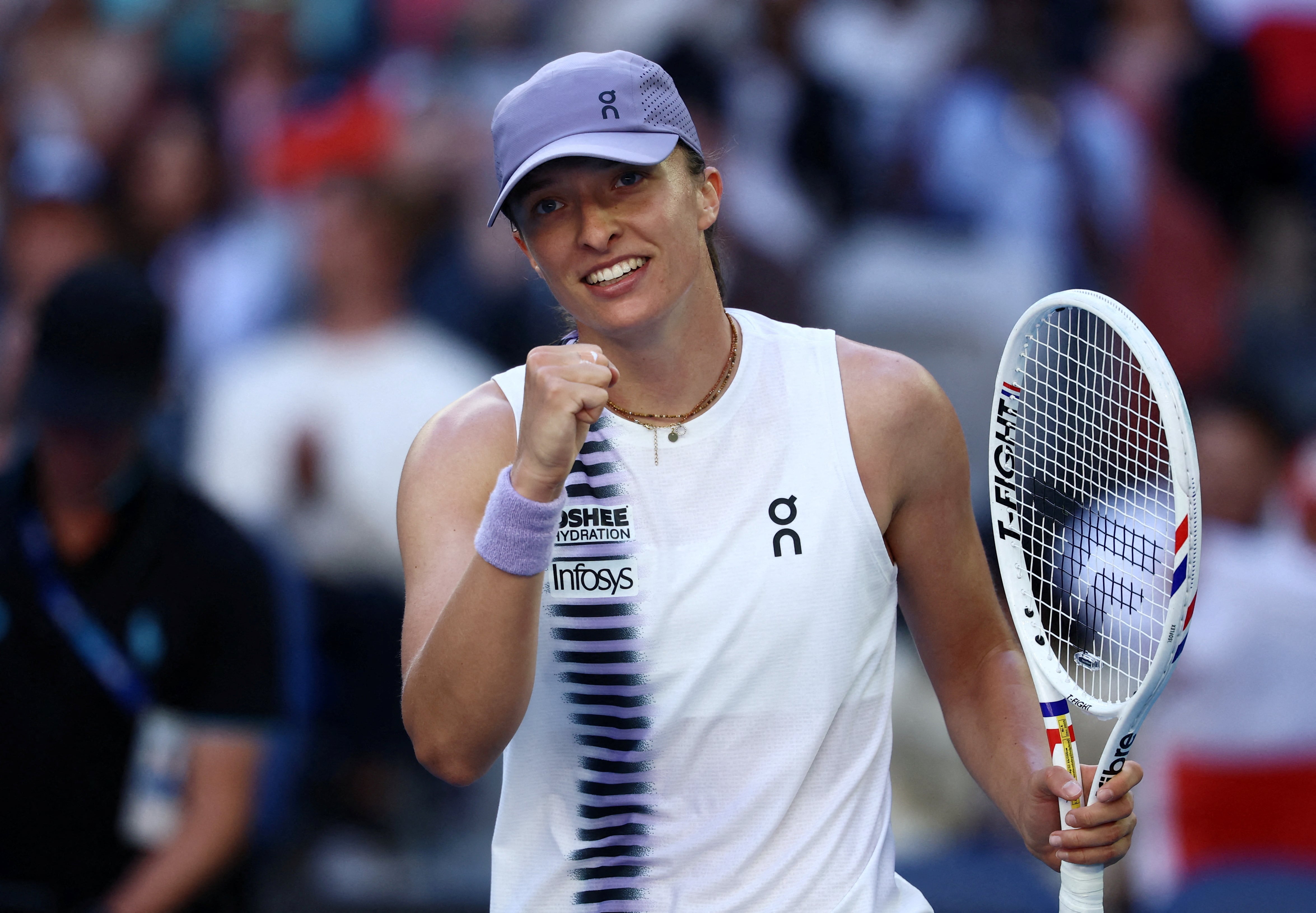 Las obligaciones mediáticas y extradeportivas aumentan la presión sobre Swiatek, quien debe atender eventos y entrevistas fuera de las pistas
(REUTERS/Tingshu Wang/File Photo)