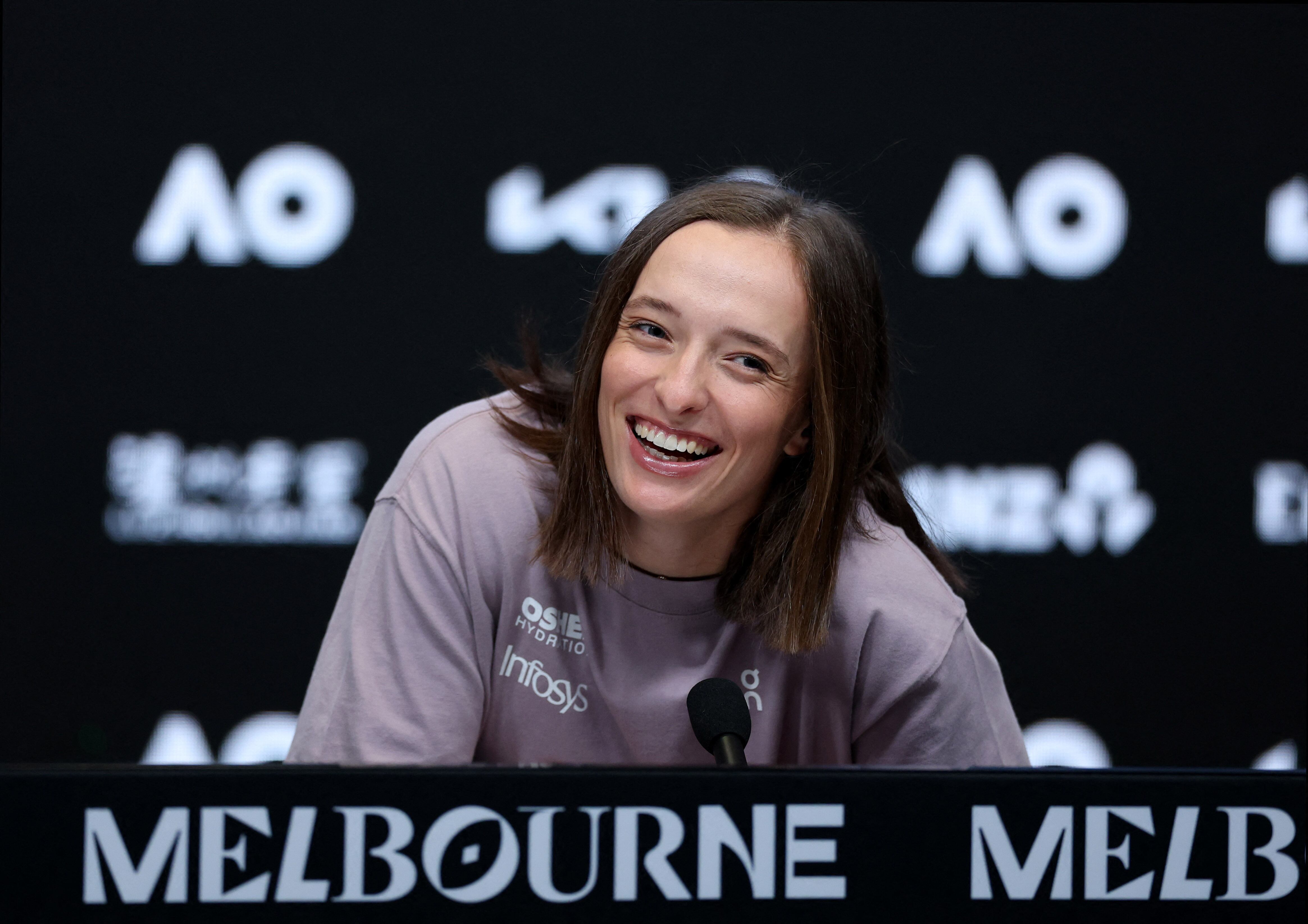 Swiatek admite que aún no encuentra el equilibrio entre su vida profesional y personal, señalando la importancia de aprender a desconectar del tenis
(REUTERS/Hollie Adams)